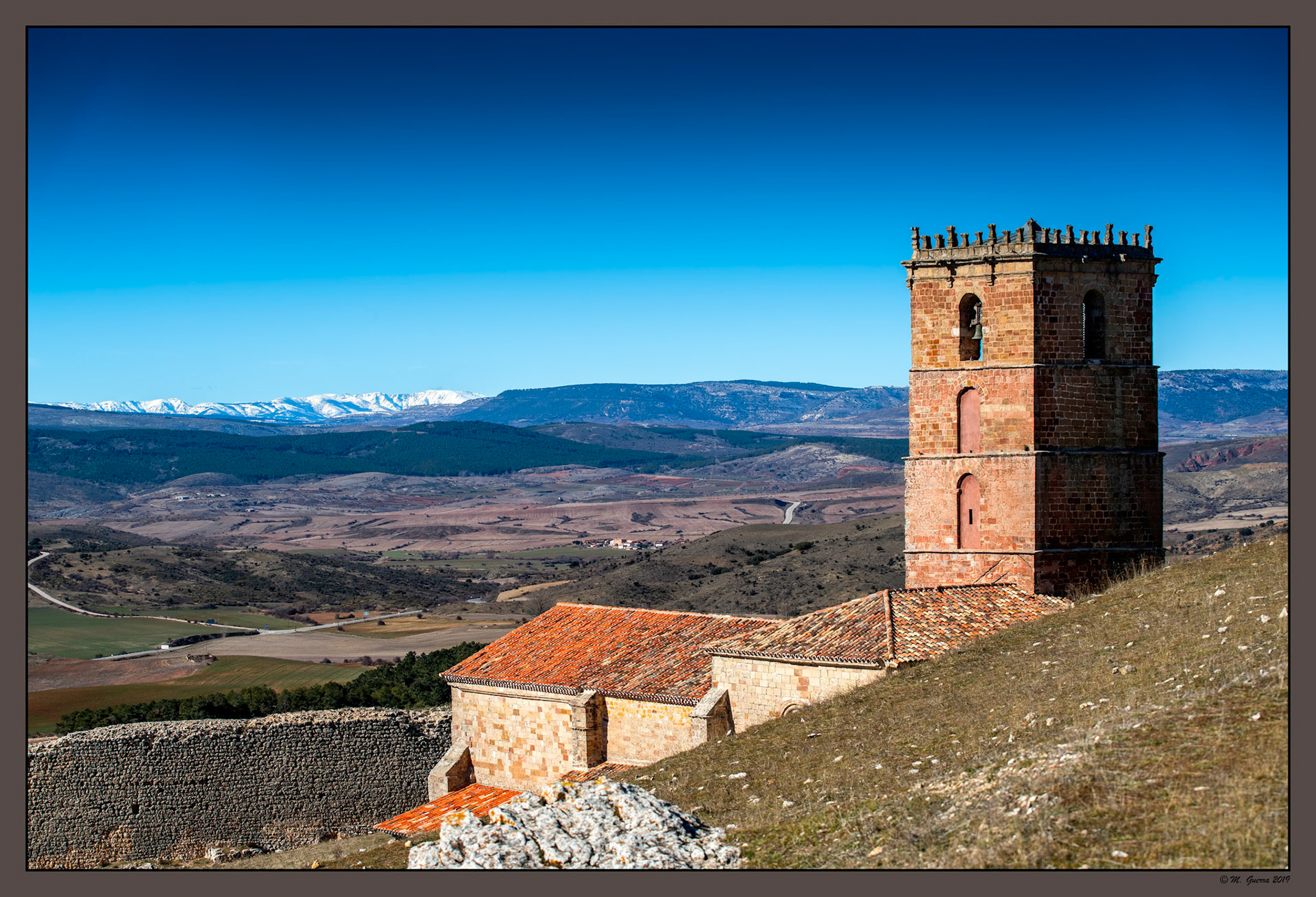 Torre de iglesia en Atienza. Ampliar. 100ASA