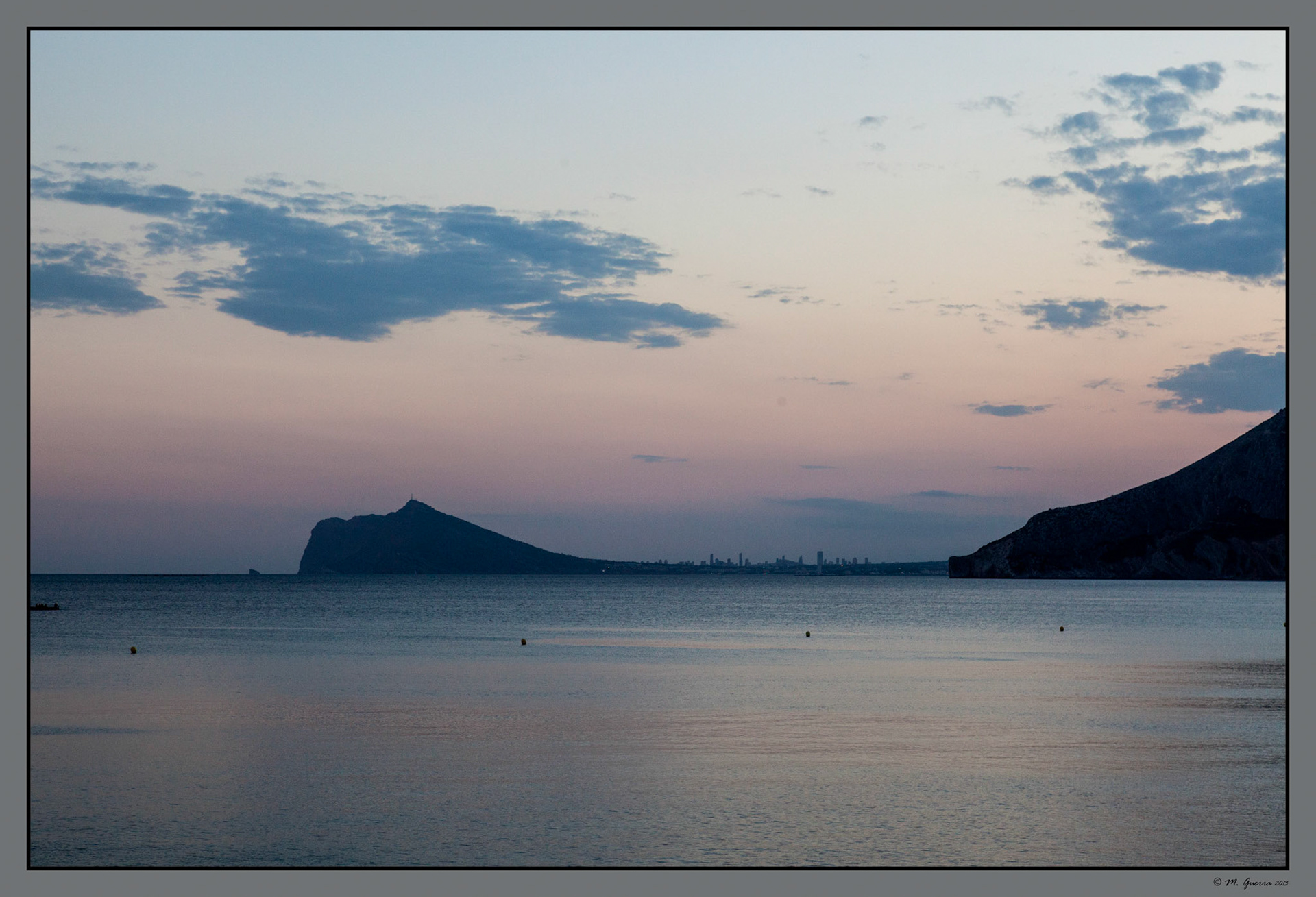 El Morro de Toix en Calpe y la silueta de Benidorm. Ampliar