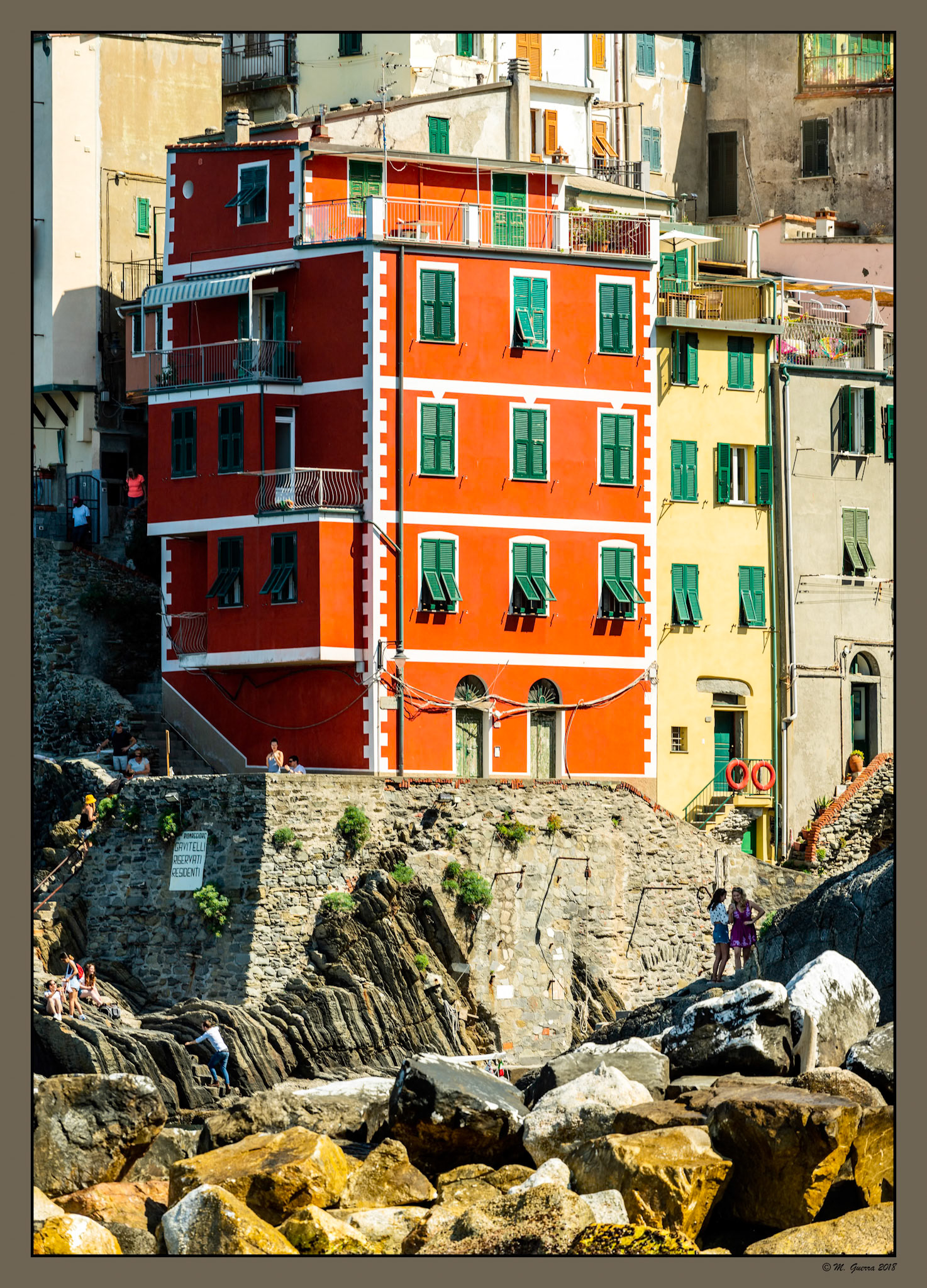 Casa pintada de rojo en Riomaggiore en Cinqueterre. Ampliar