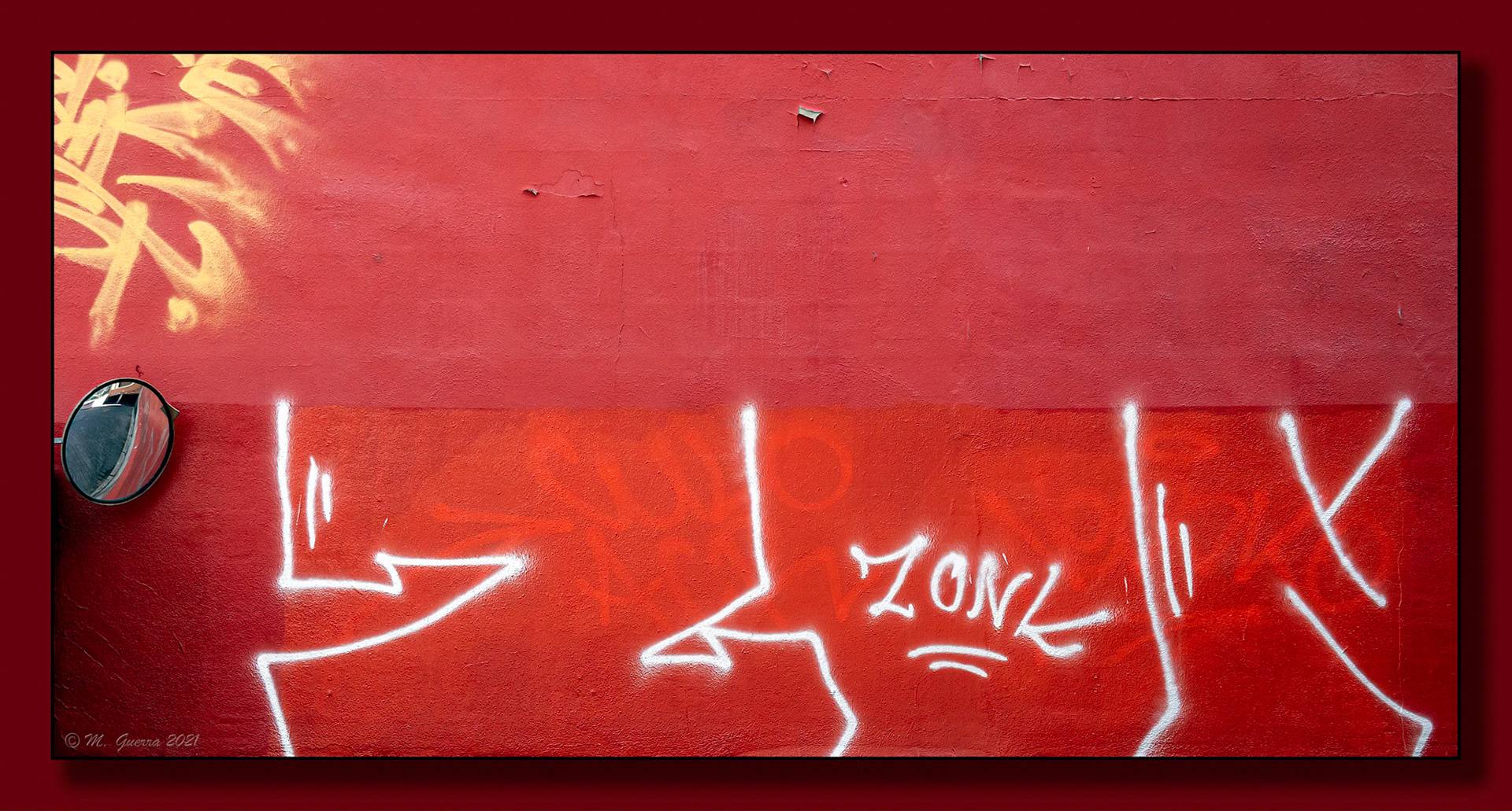 Pintada blanca en pared roja