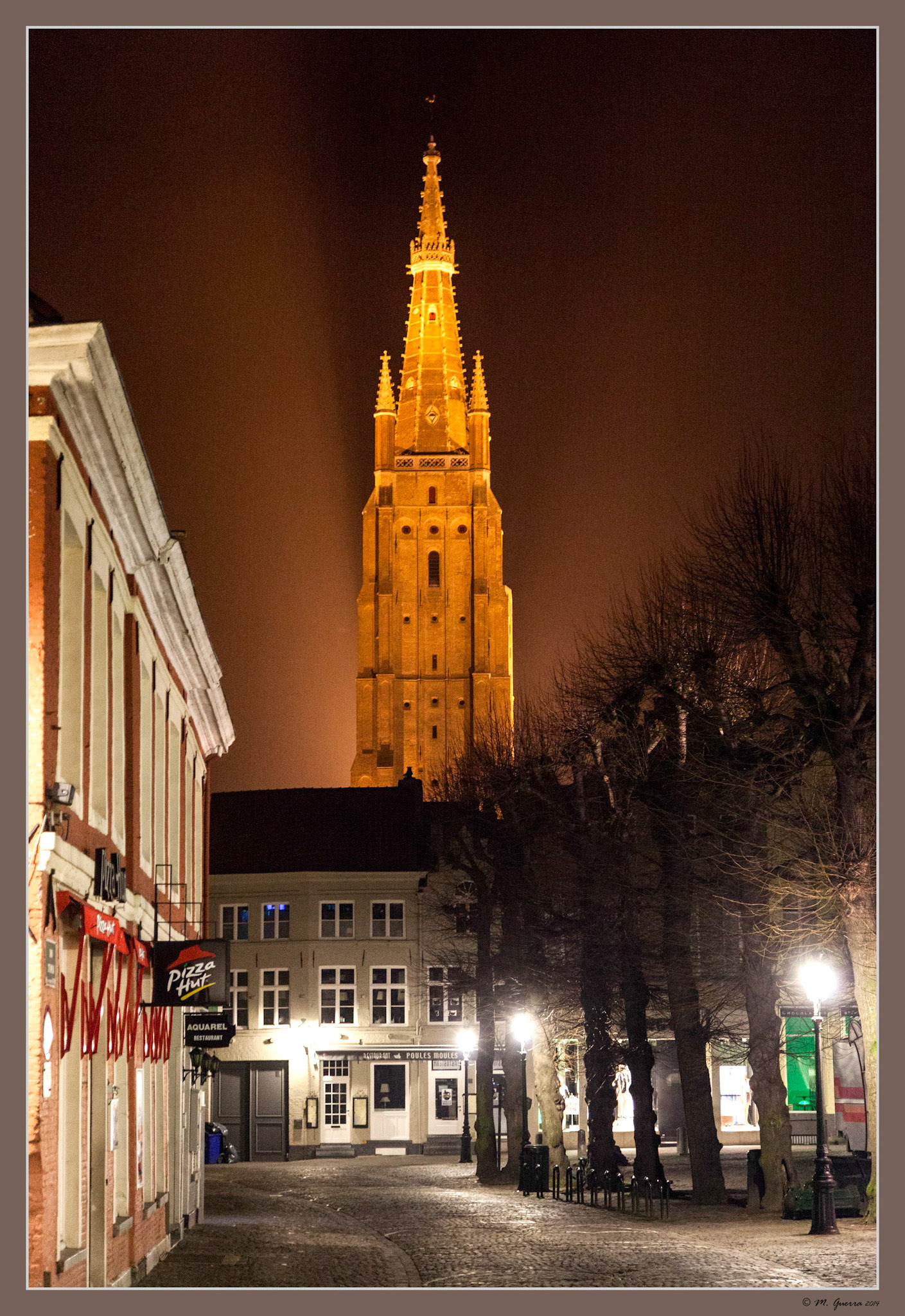 Torre iluminada de la iglesia de nuestra Señora en Brujas. Ampliar