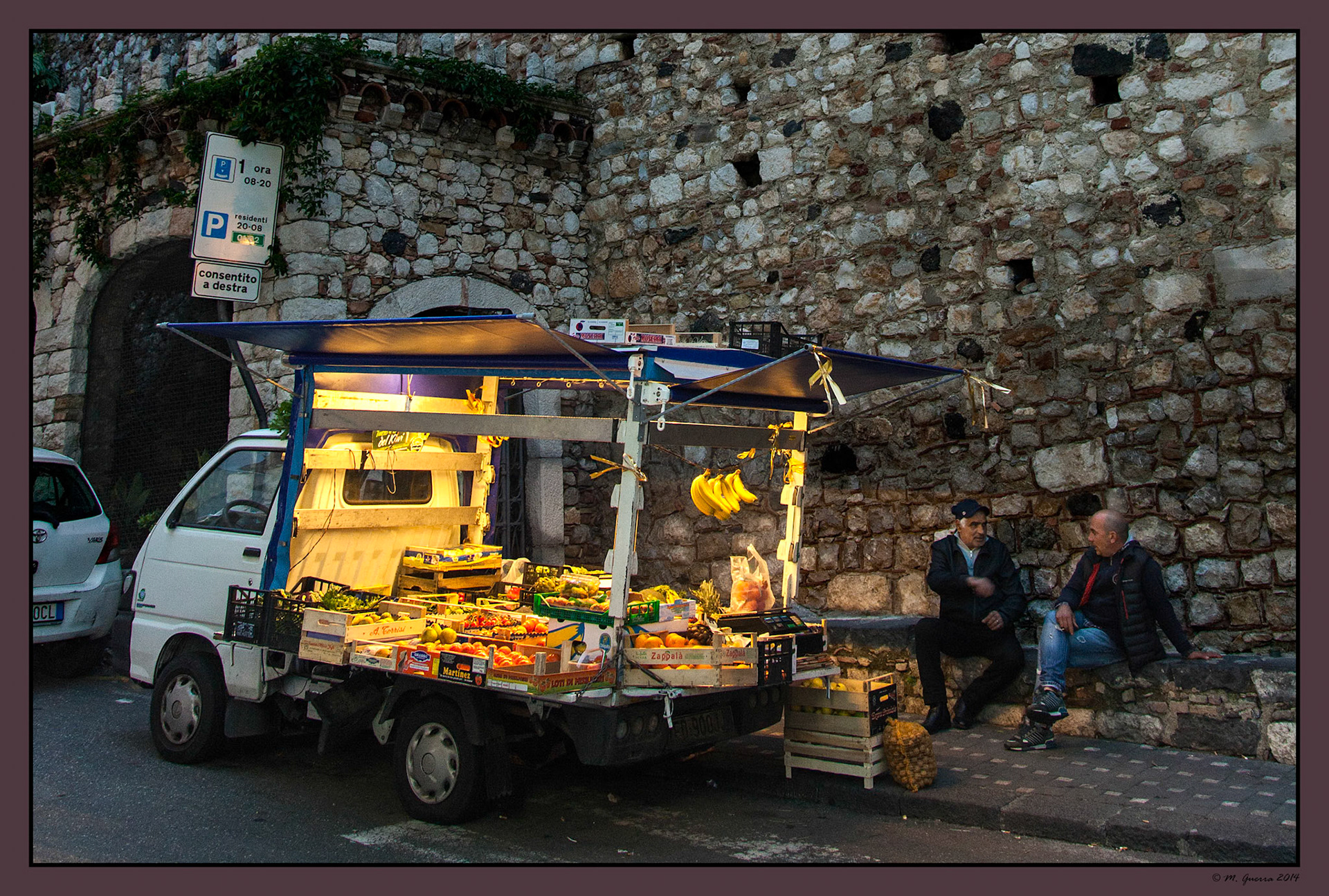 Puesto de frutas en Taormina. Ampliar. 100ASA