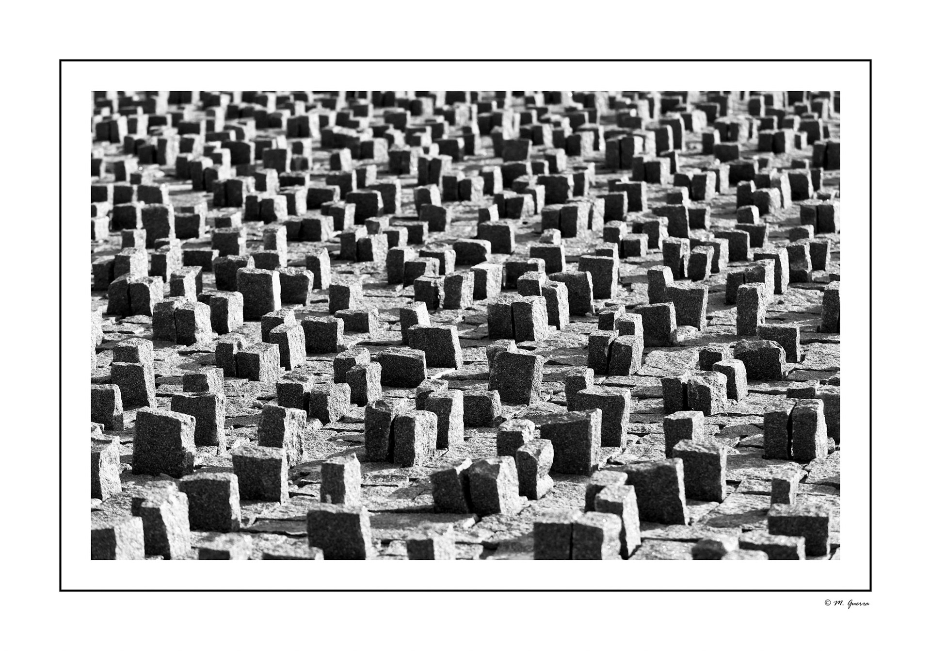 Escultura en el complejo de las torres de la Castellana en Madrid. Ampliar