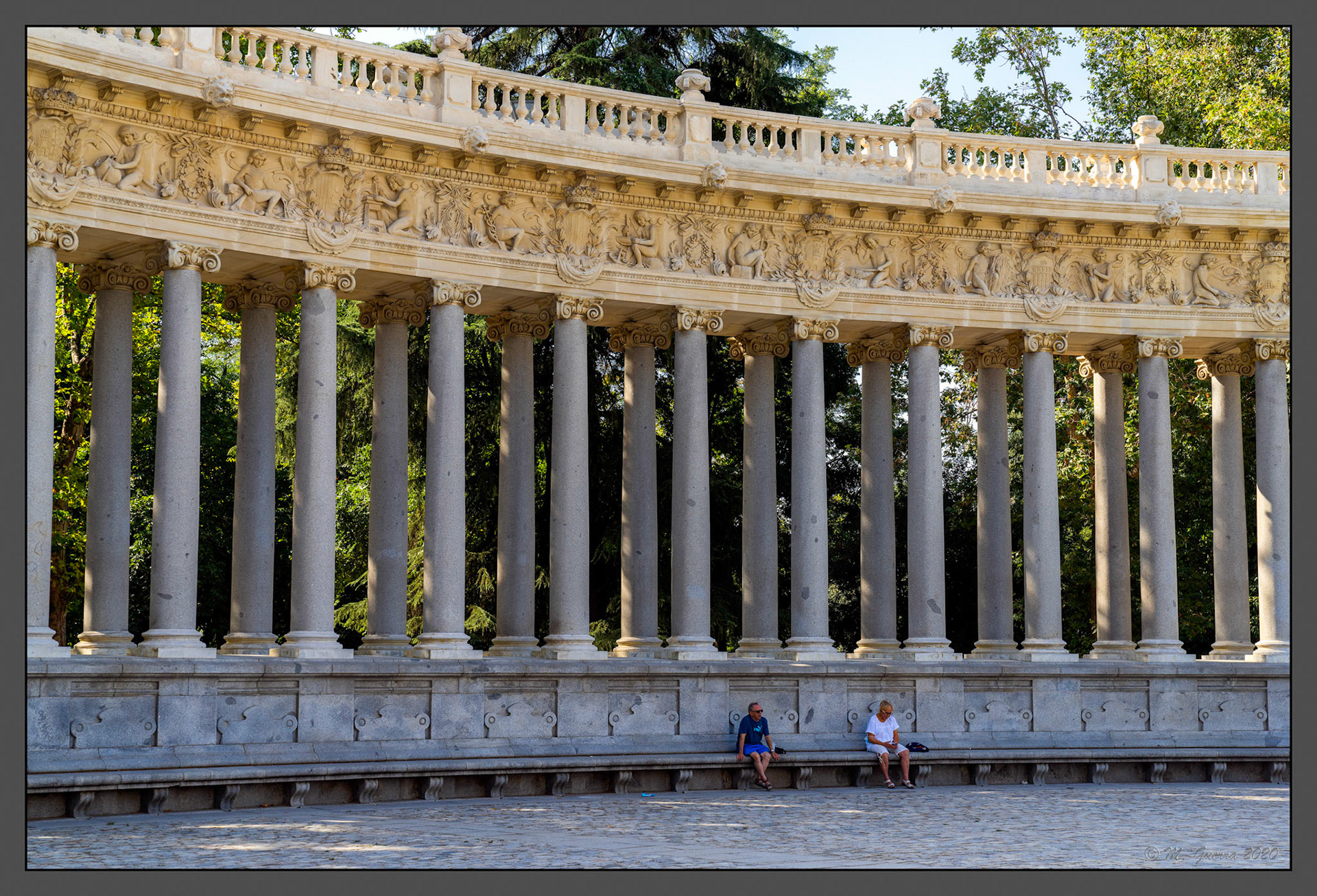 Templete semicircular en El Retiro. Ampliar