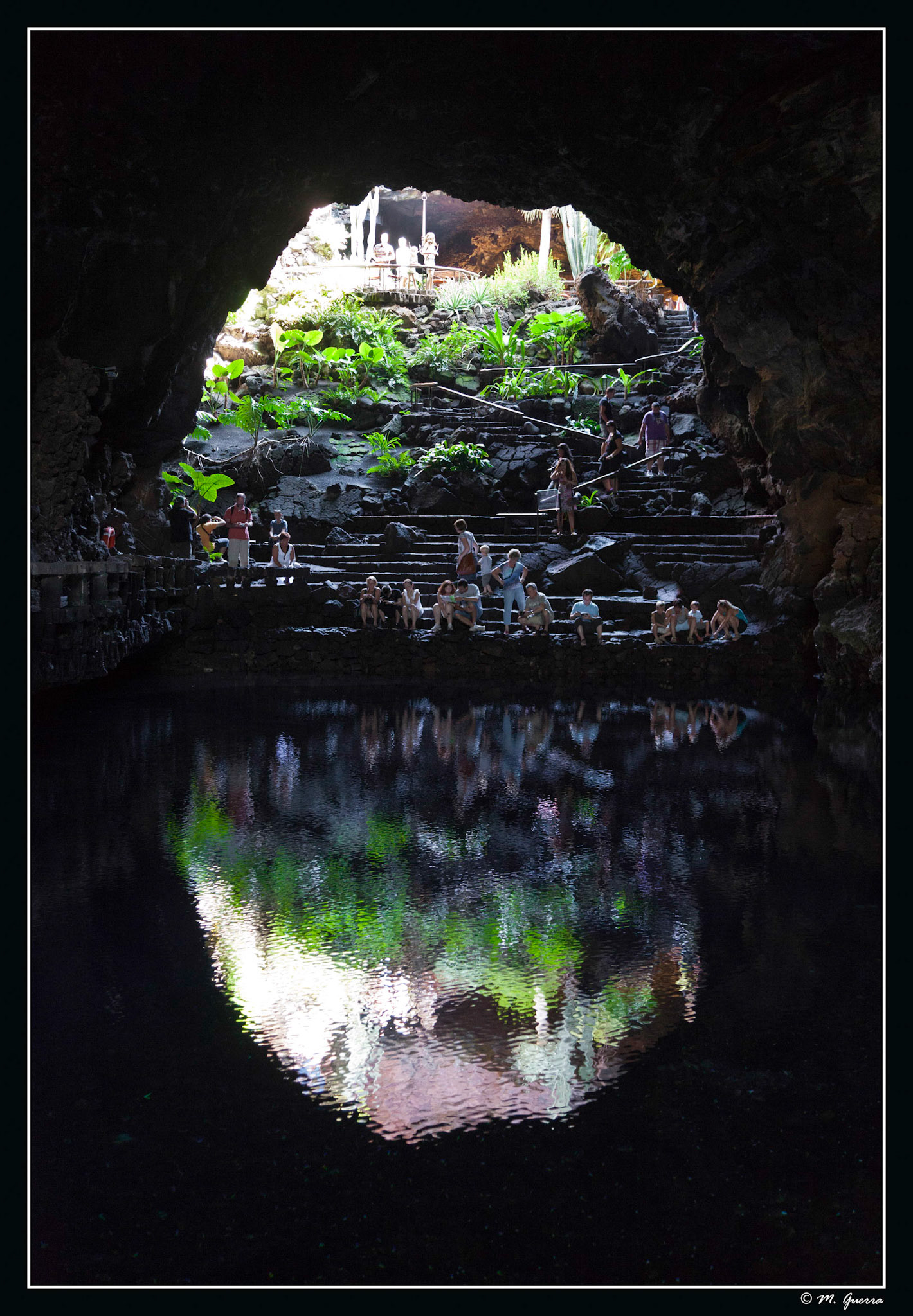 Entrada a la cueva y laguna de los Jameos del Agua en Lanzarote. Ampliar