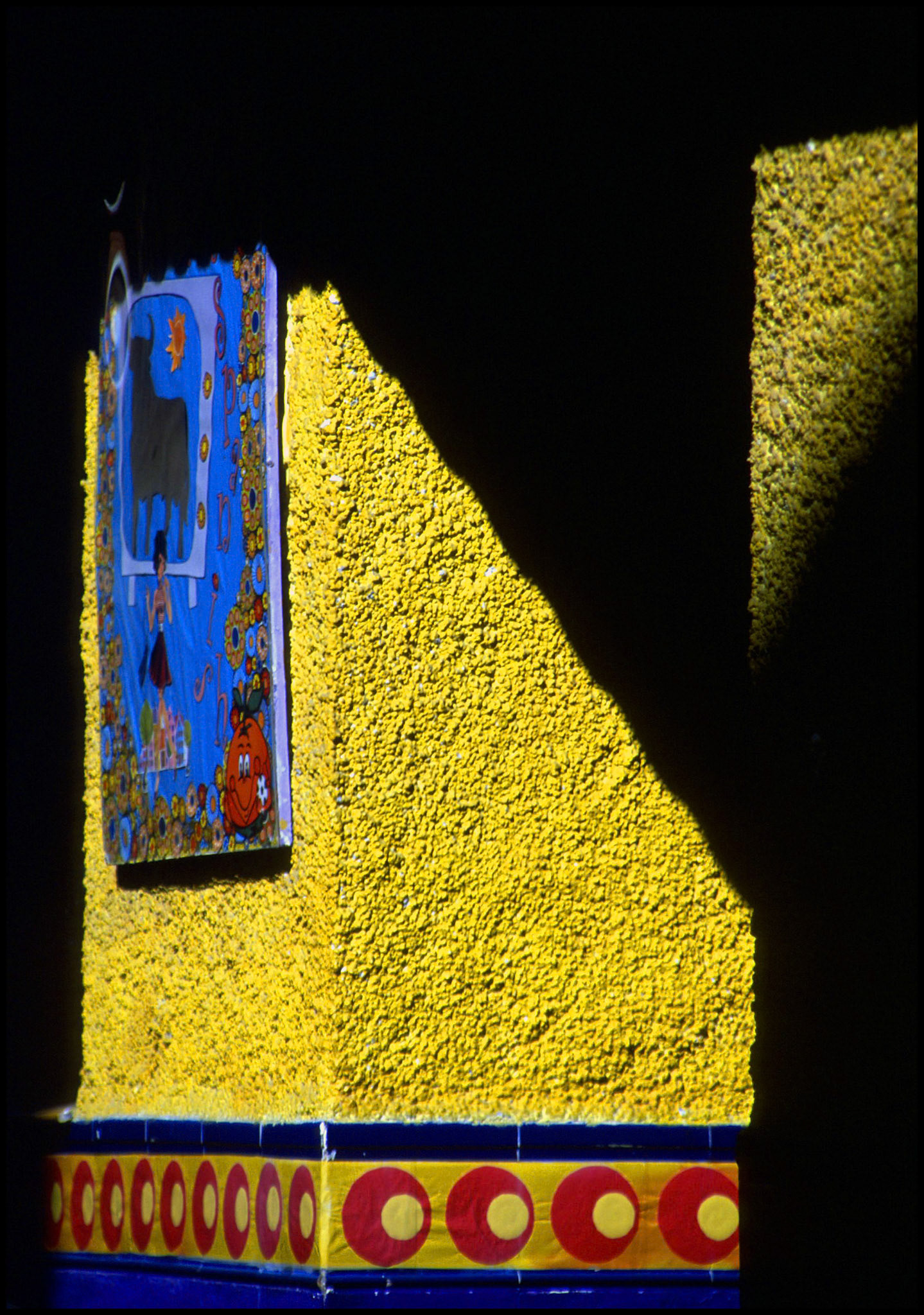 Calle con luces y sombras en Madrid. Ampliar. 100ASA