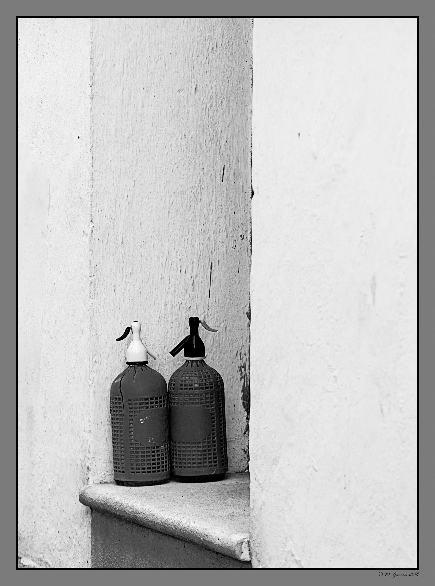 Dos sifones en la puerta de una casa en Chinchón. Ampliar