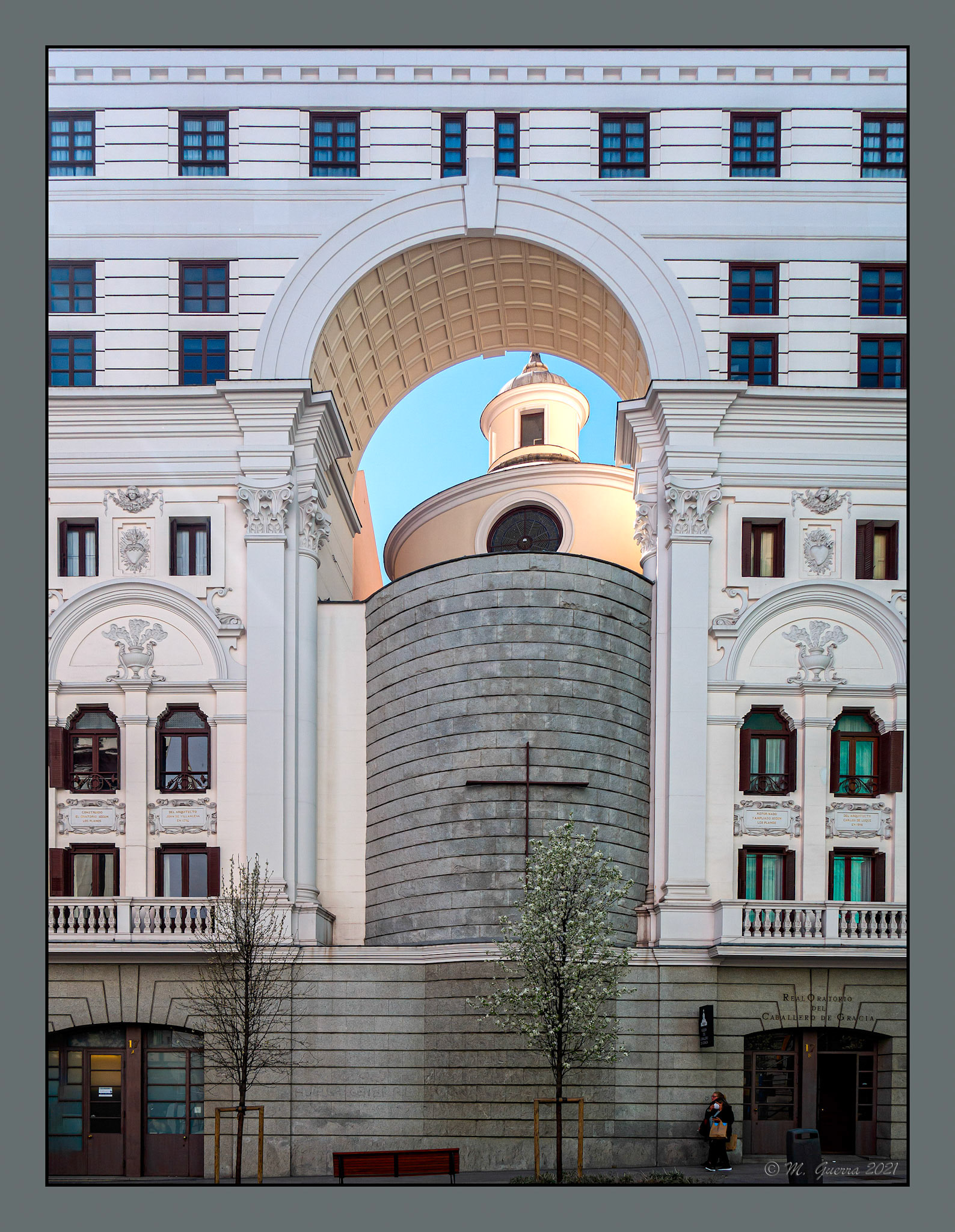 Iglesia con arco en la Gran Vía