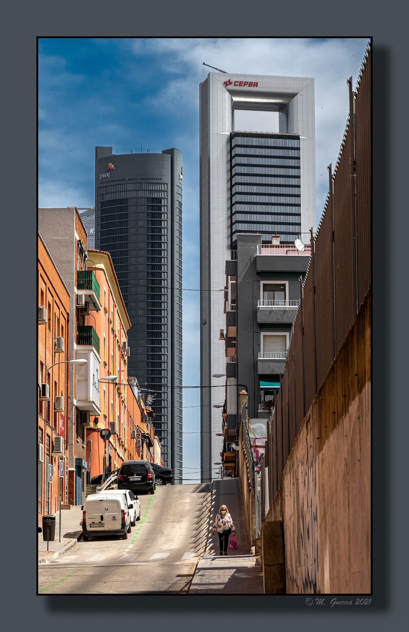 Las Torres de la Castellana desde una calle estrecha