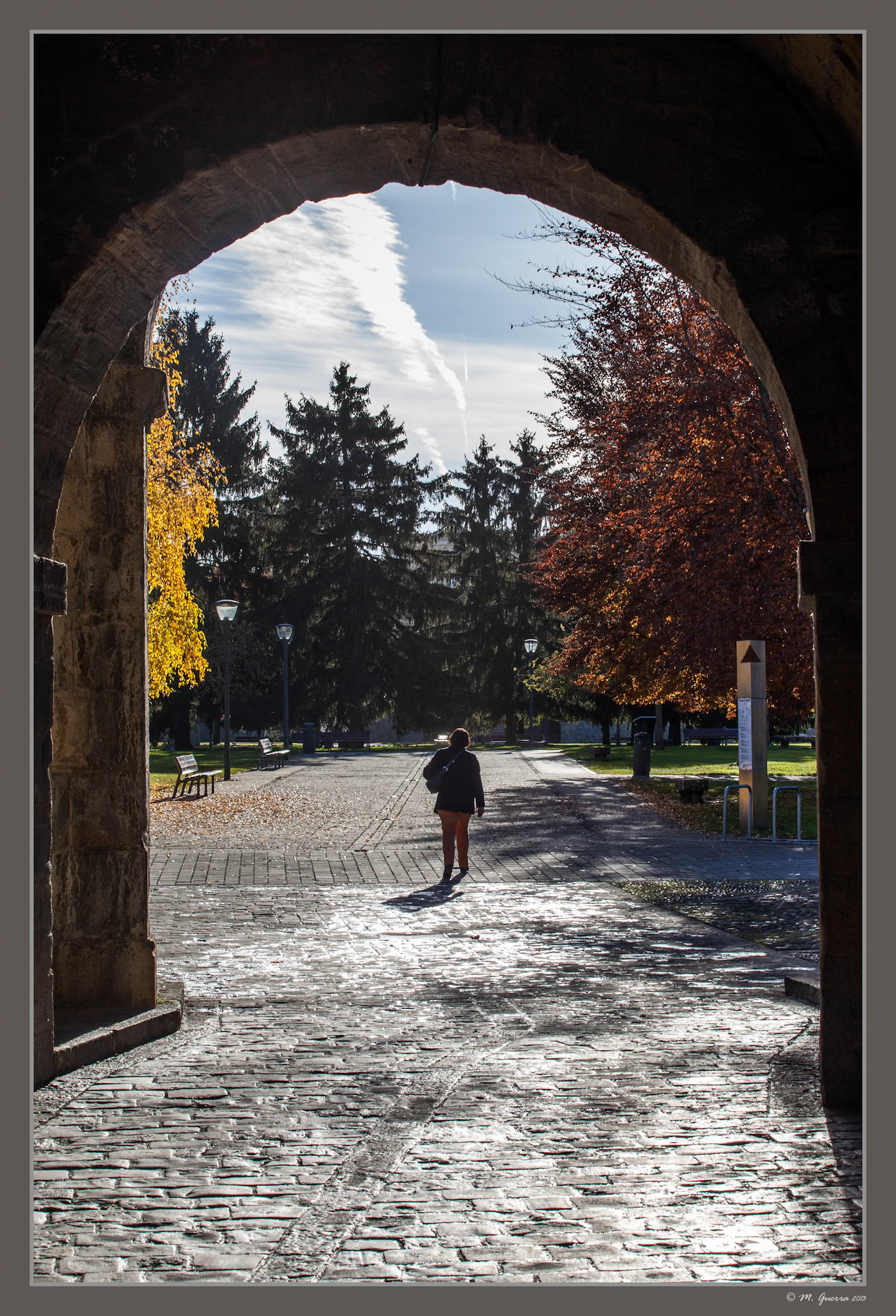 Una mujer a la entrada de la Ciudadela de Pamplona. Ampliar