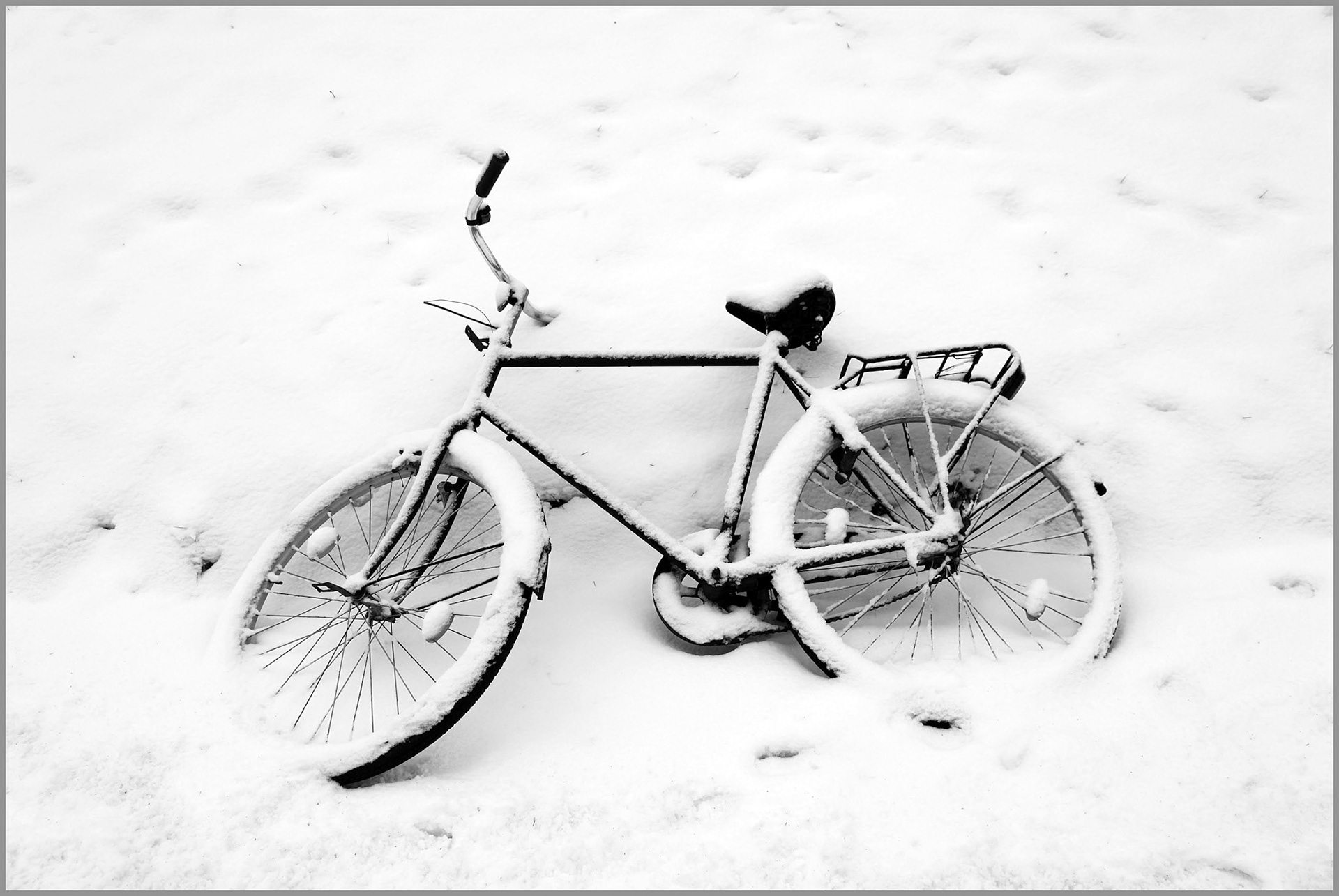 Bicicleta en la nieve en Copenhague. Ampliar. 100ASA