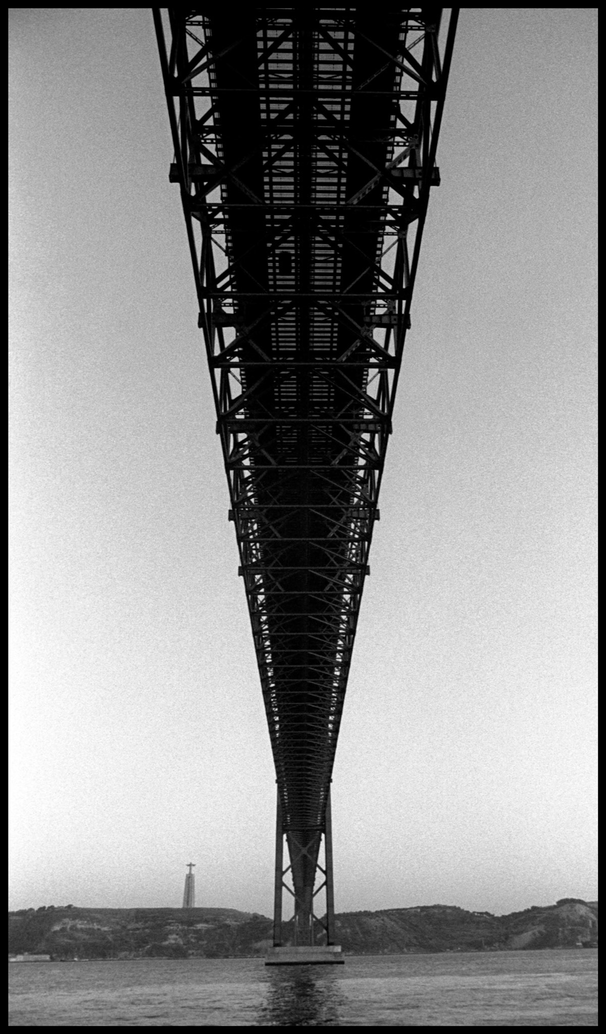 Puente sobre el río Tajo a su paso por Lisboa, Portugal. Ampliar. 100ASA