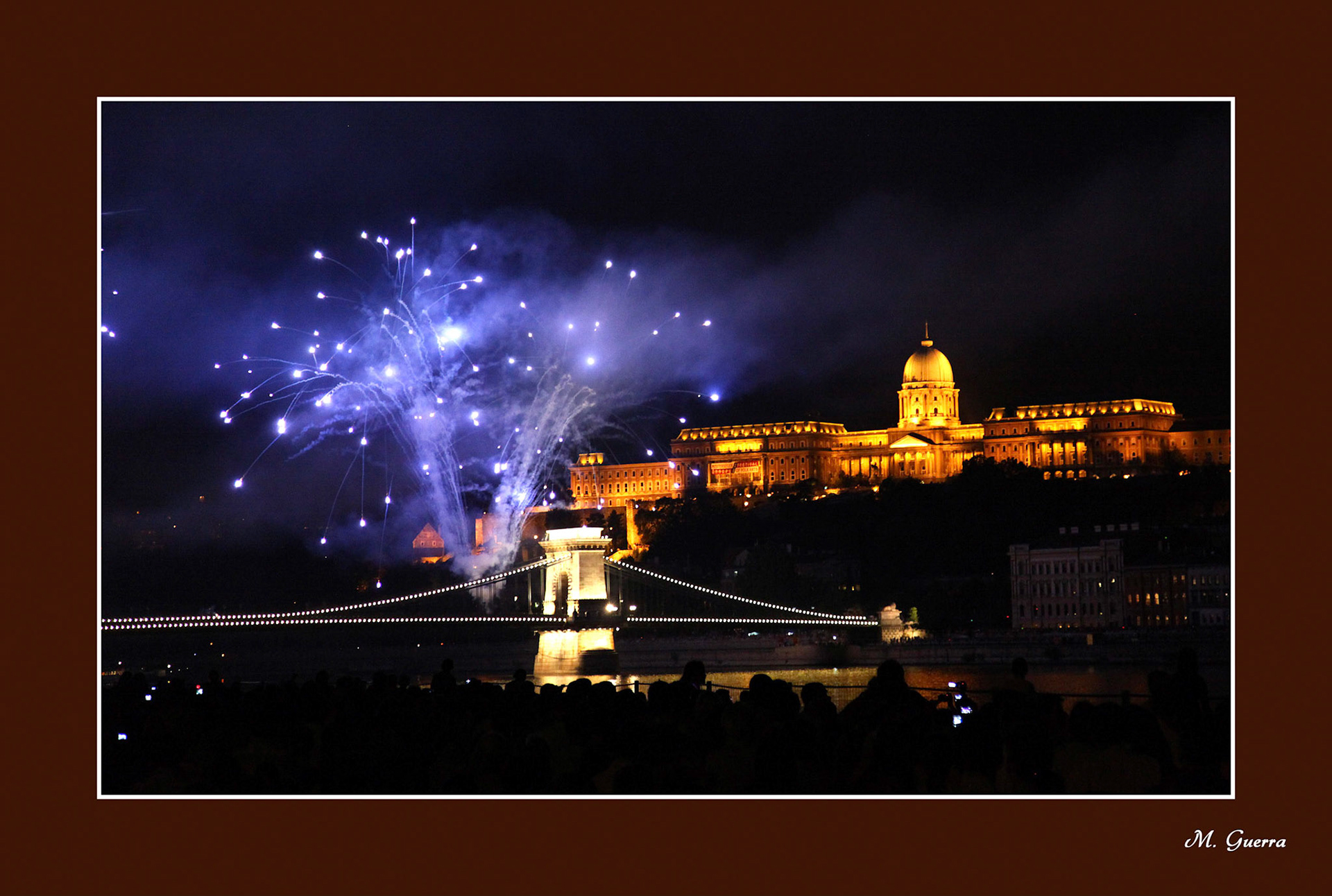 Fuegos artificiales en el día nacional de Hungría en Budapest. Ampliar