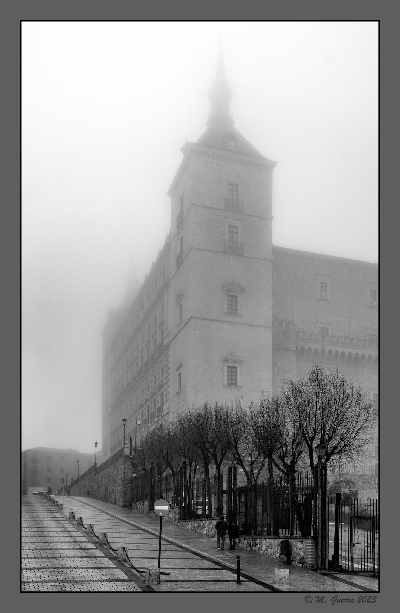 El Alcázar de Toledo con niebla. Ampliar