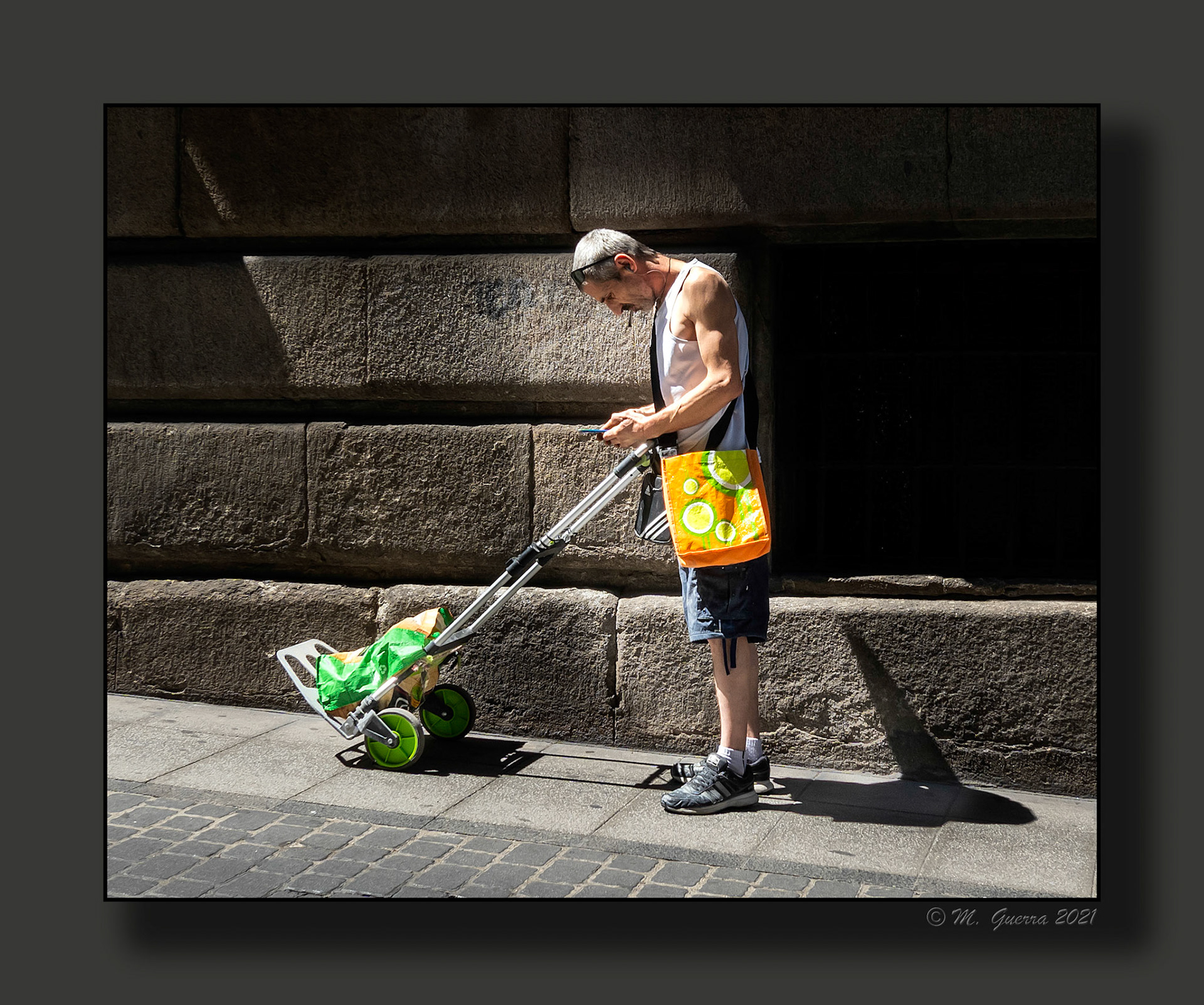 Hombre con un carrito