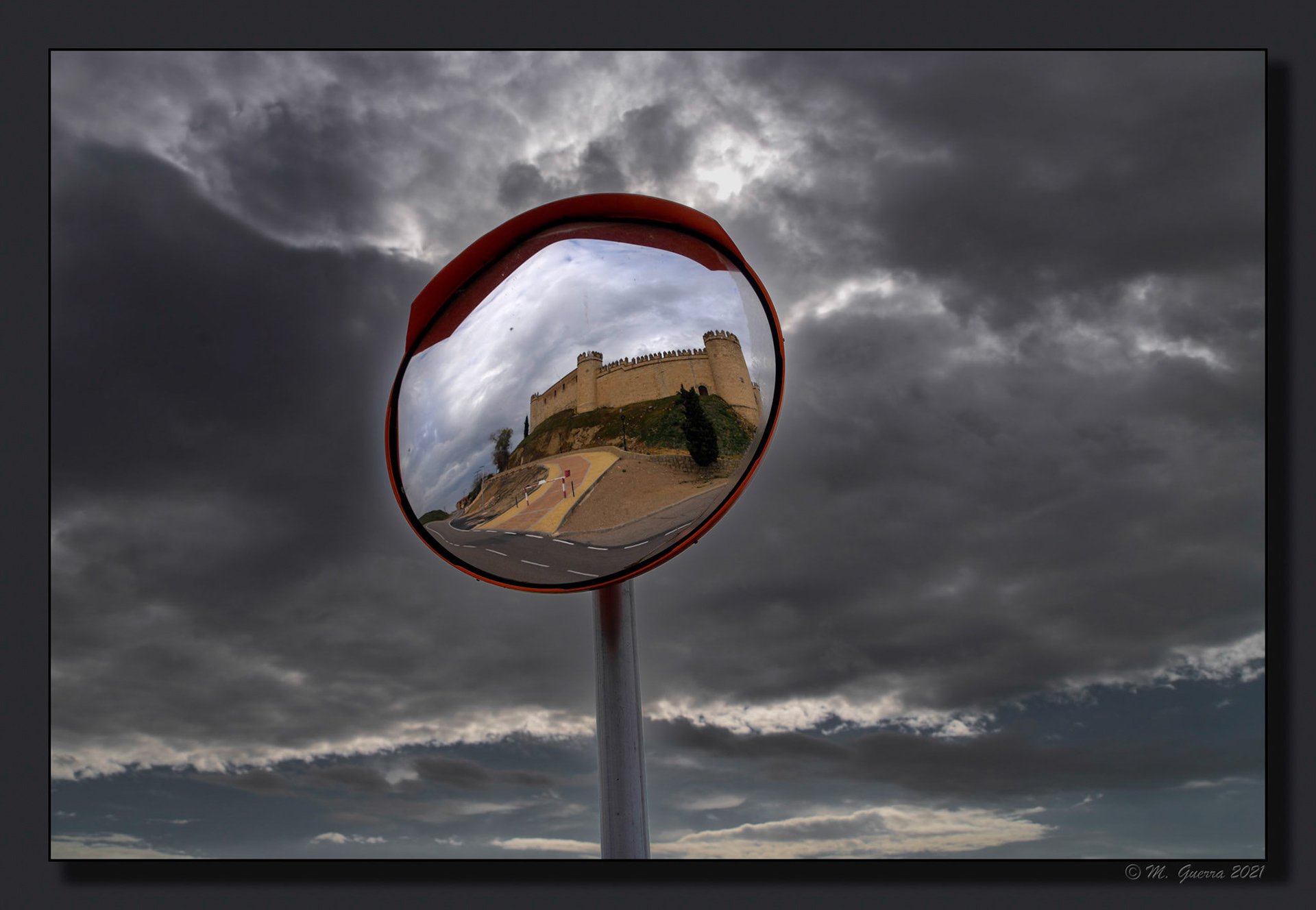 EL castillo de Maqueda reflejado en un espejo cóncavo
