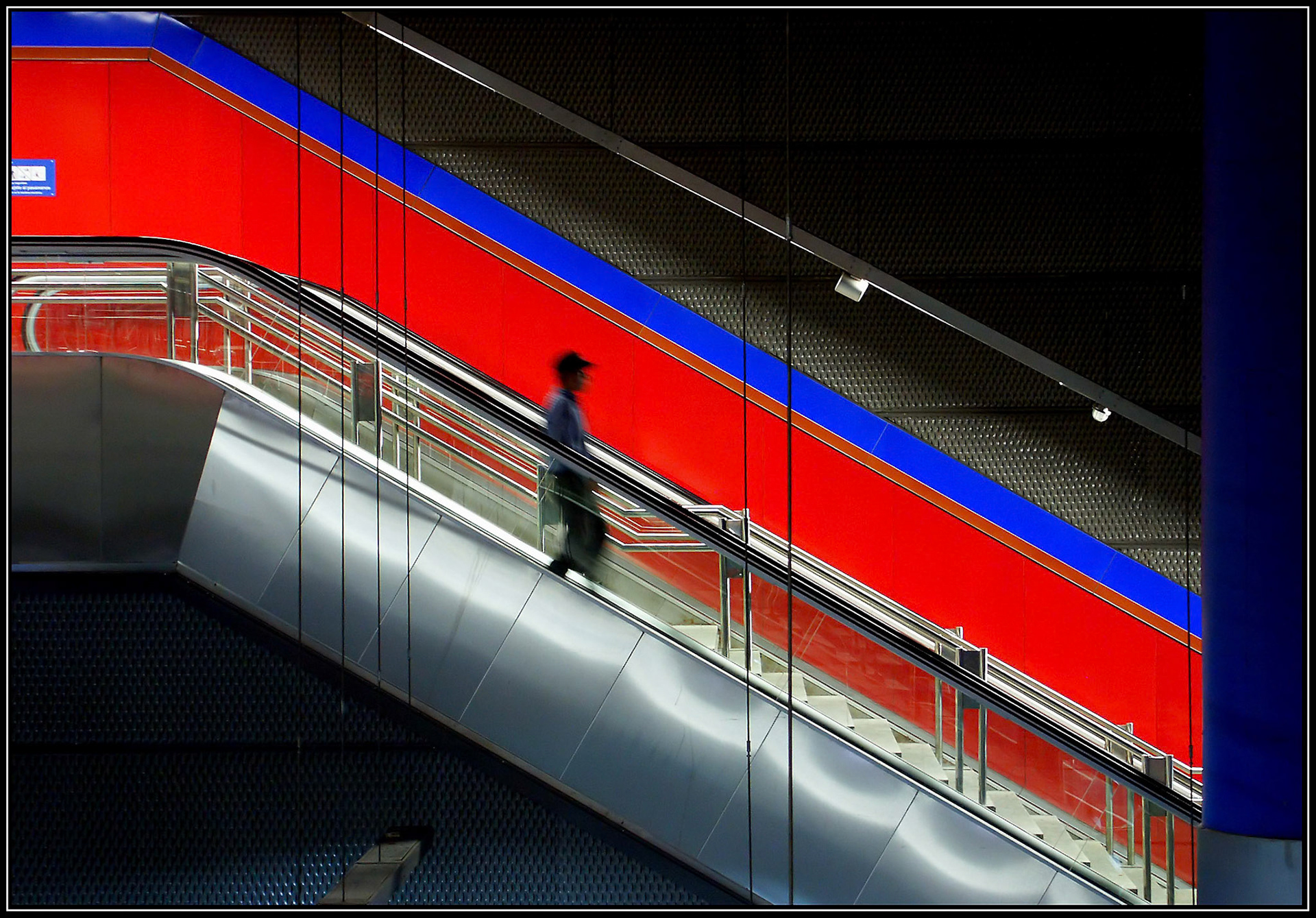 Escaleras mecánicas en el Metro de Madrid, estación del Mar de Cristal. Ampliar. 100ASA