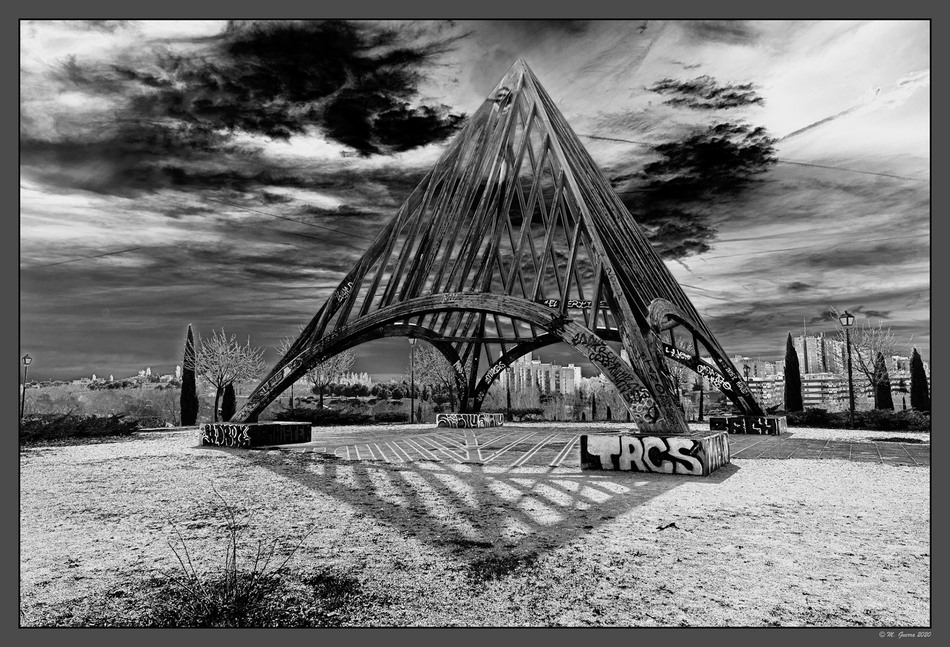 Estructura piramidal en el parque de la cuña de la Latina. Método Sabattier. Ampliar. 100ASA