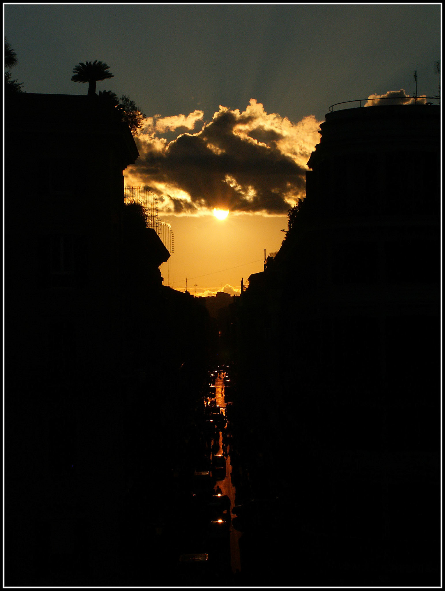 Atardecer en una calle de Roma. Ampliar