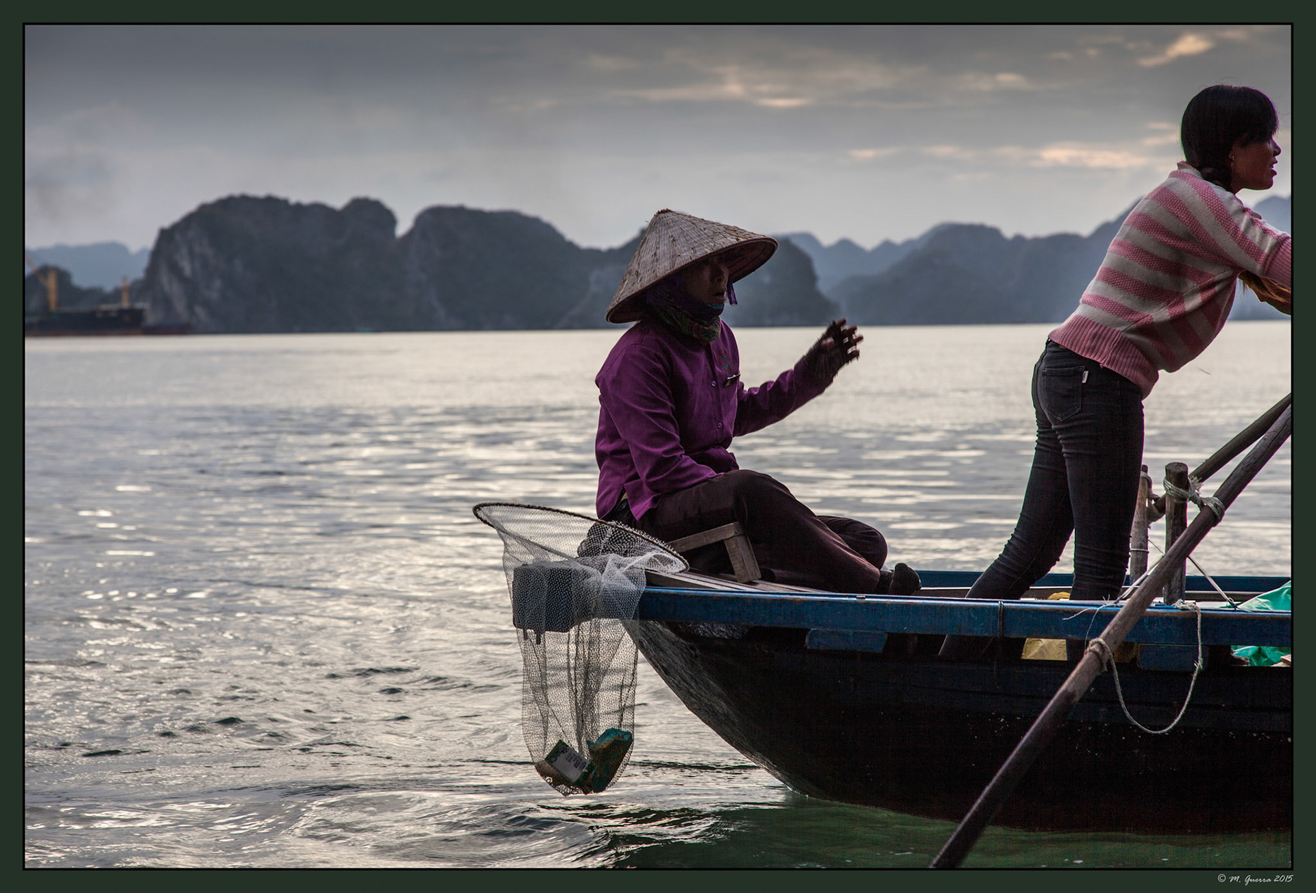 Barca de pescadores en la Bahía de Ha Long. Ampliar. 100ASA