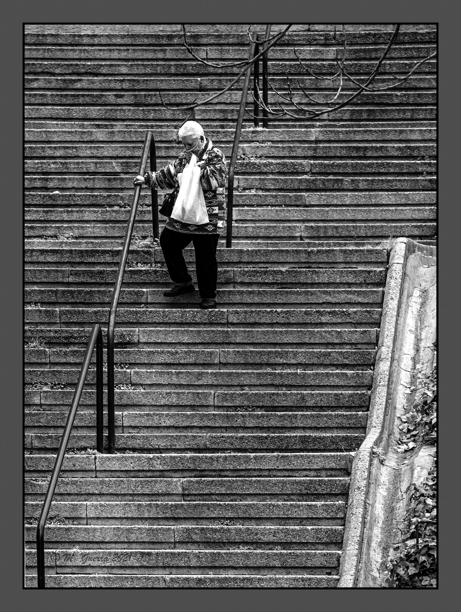Mujer bajando una escalera en Ventas