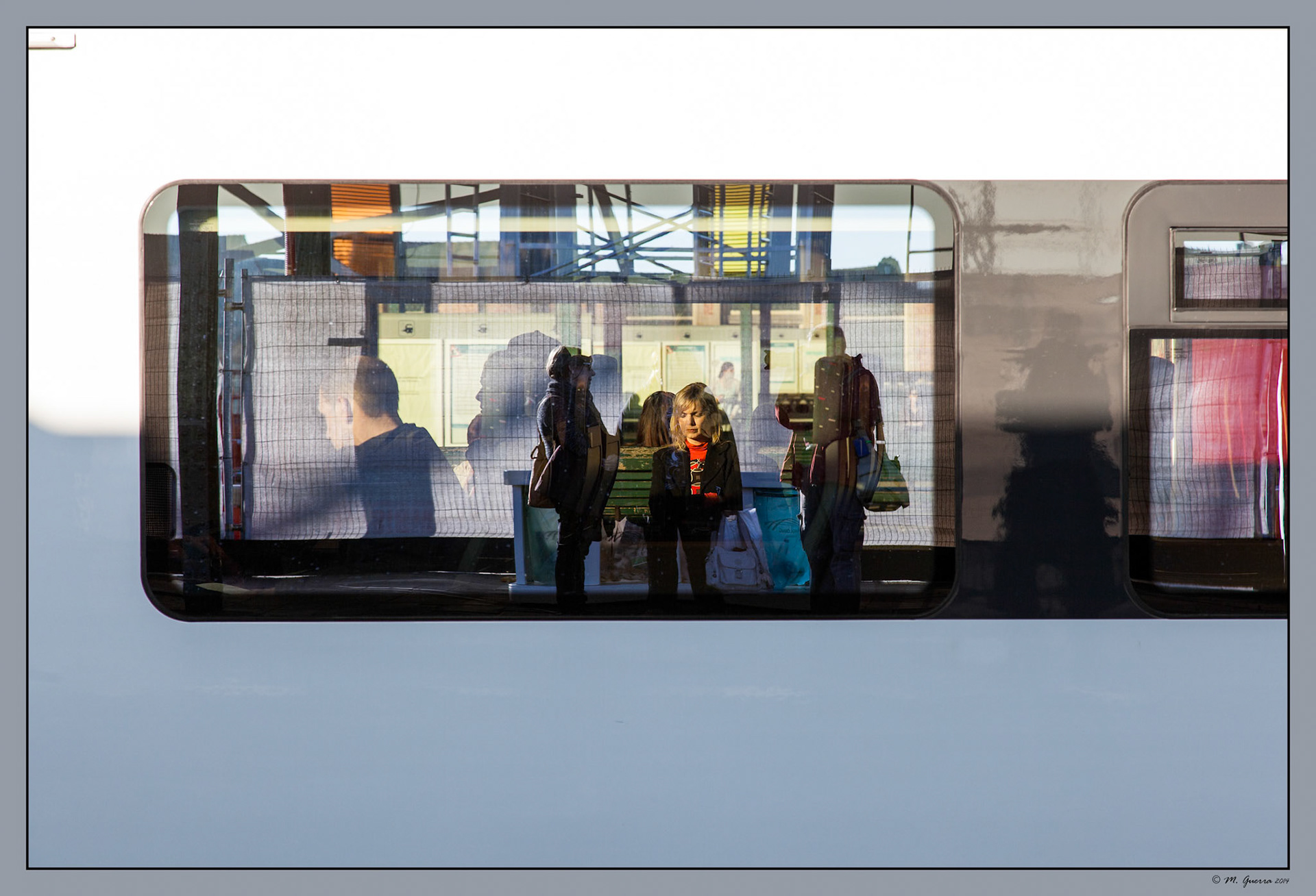 Isabel, yo, Fernando Conde y Carmen Fernández reflejados en un vagón en la estación de Gante. Ampliar. 100ASA