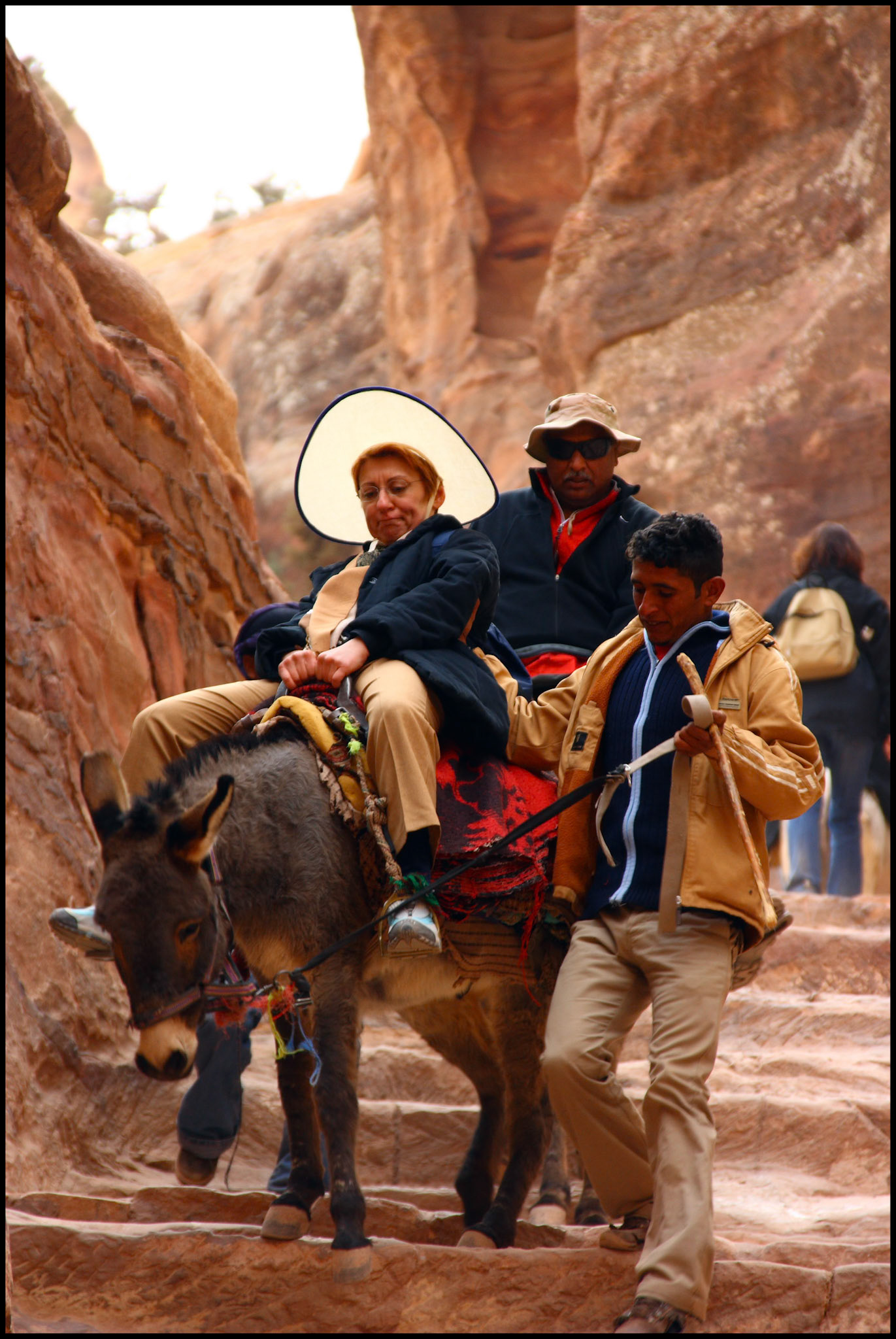 Una turista bajando en burro los 900 escalones. Ampliar. 100ASA