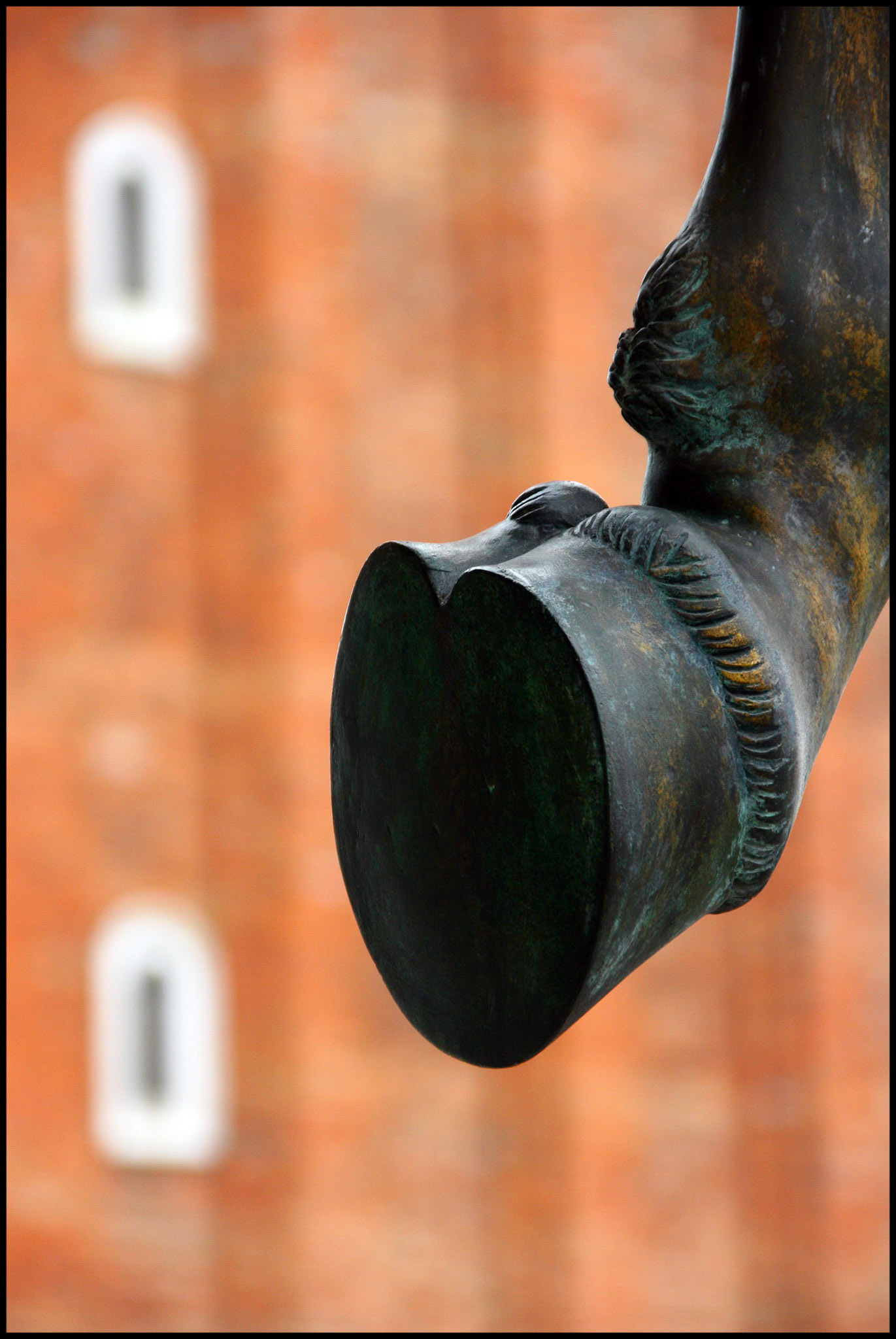 Pata del caballo de la Catedral de San Marcos en venecia frente al Campanile. Ampliar