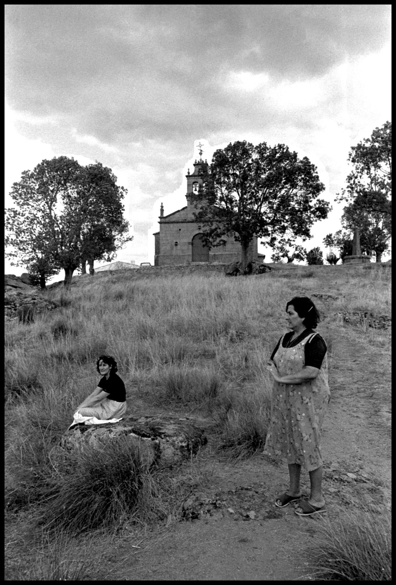 Maruja y mi madre Chelo en la ermita del Castillo en Zamora. Ampliar. 100ASA