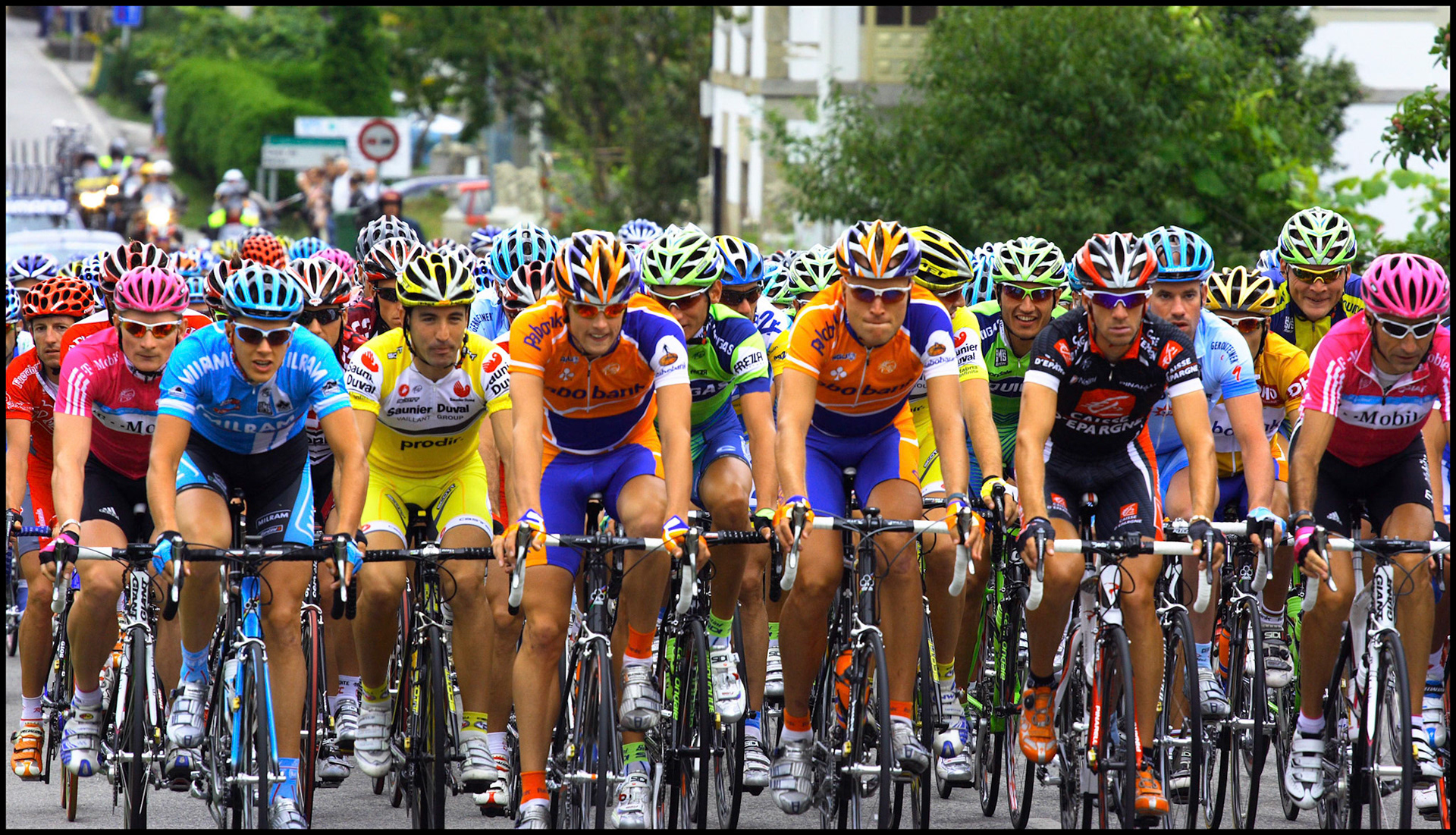 La vuelta ciclista a España a su paso por Chavín, Lugo. Ampliar