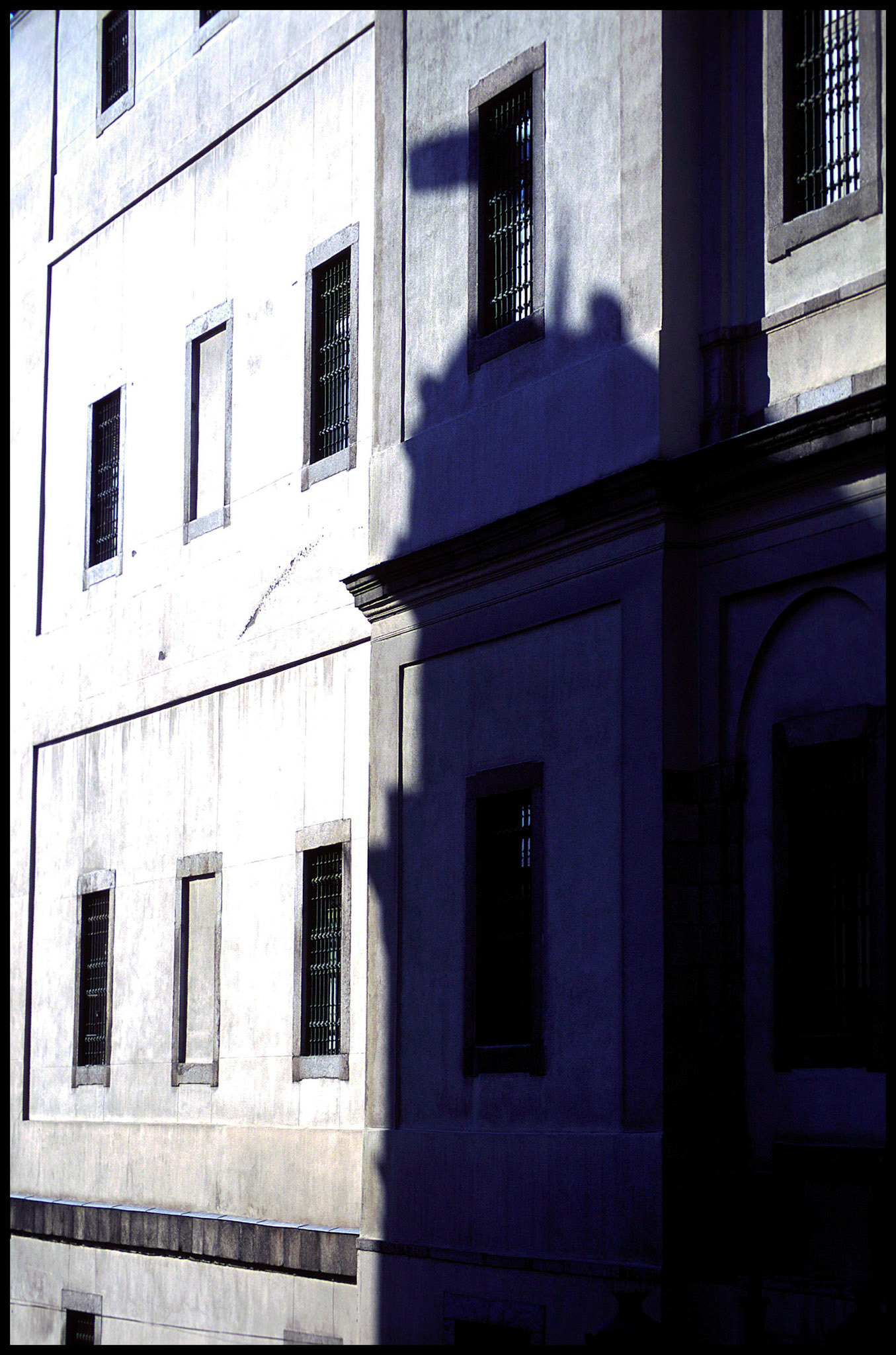 Sombra en el museo Reina Sofía en Madrid. Ampliar