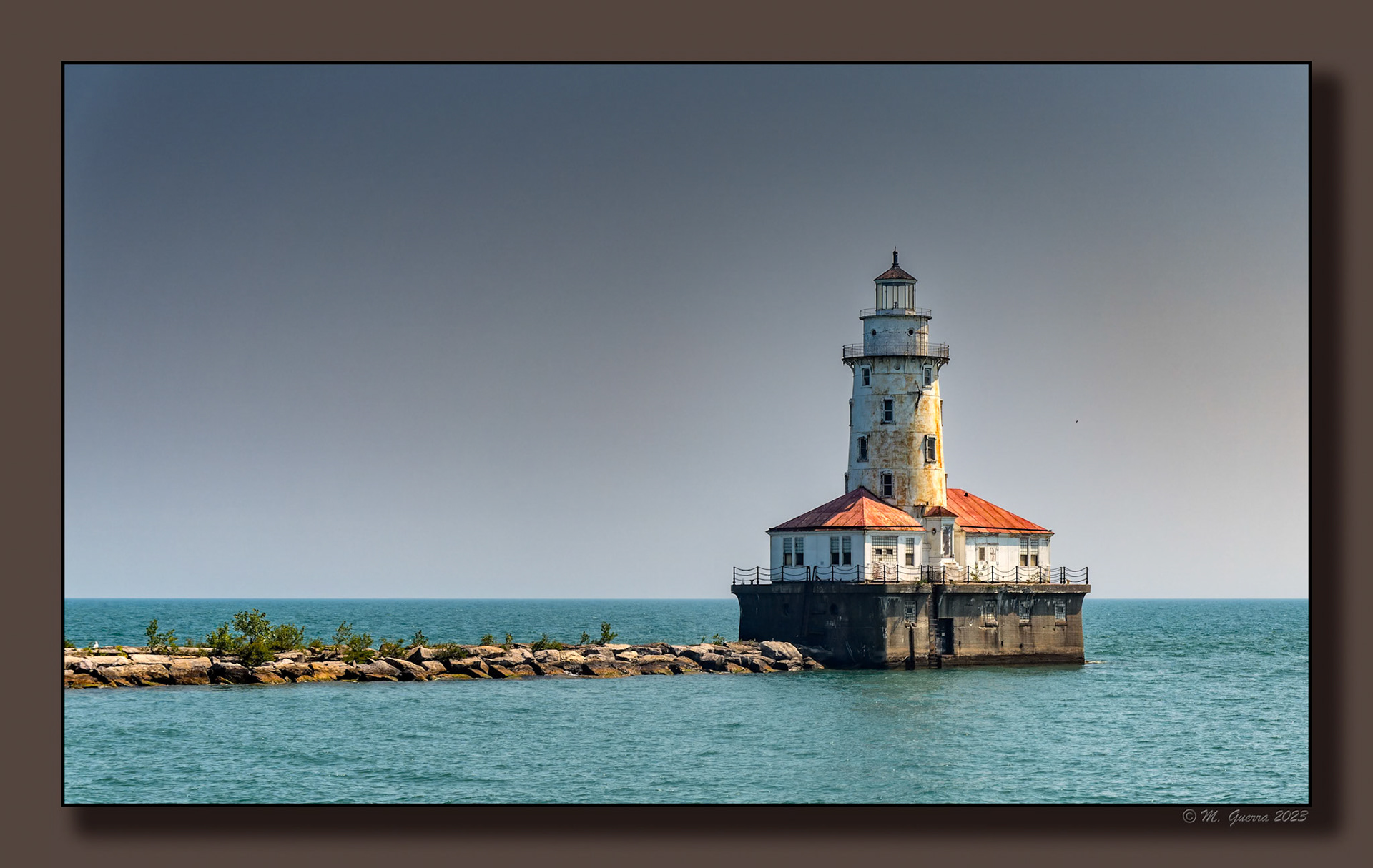 Faro en el lago Michigan en Chicago. 100ASA