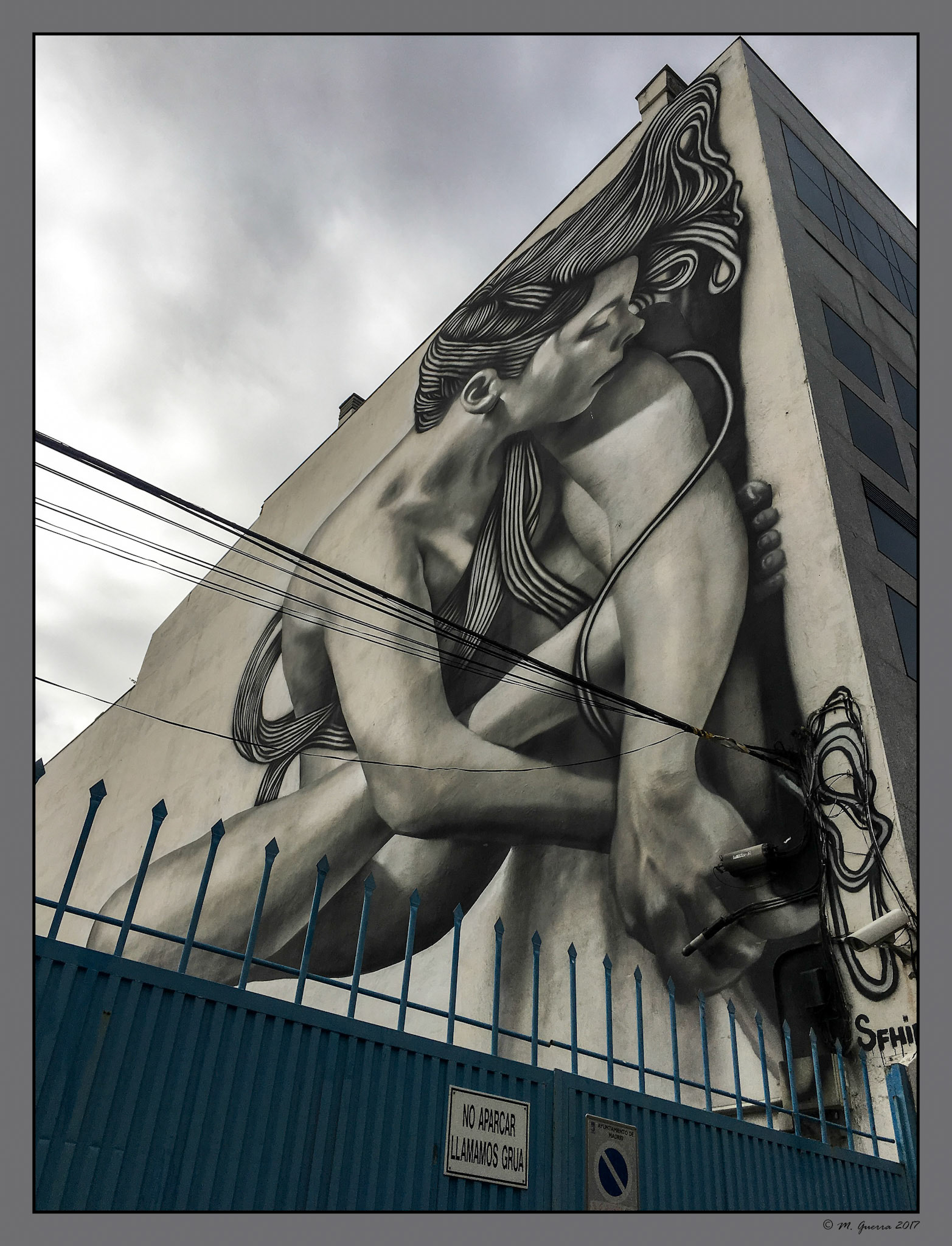 Edificio con pintada en San Blas. Ampliar. 100ASA