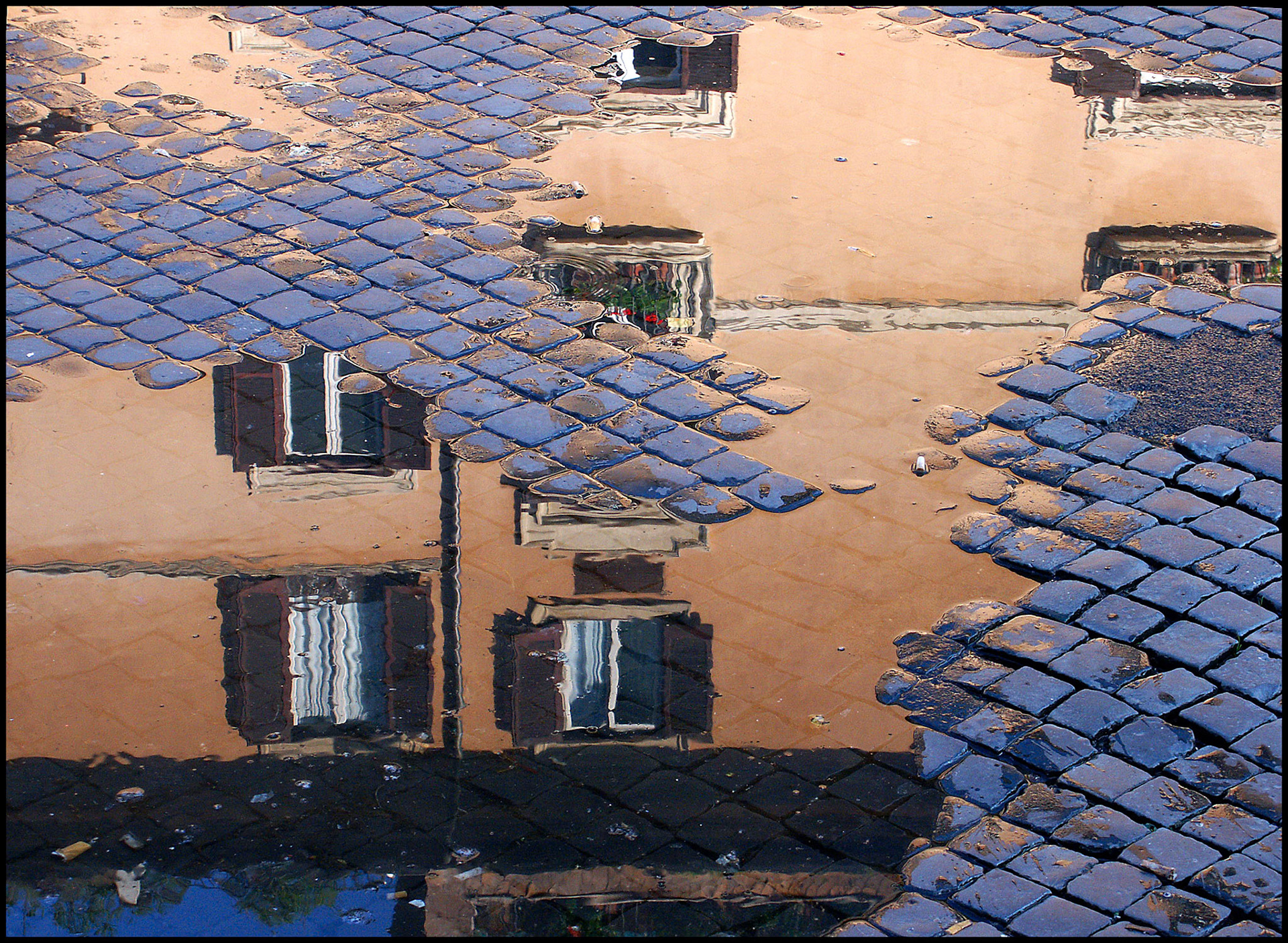 Reflejo en la plaza Navonna en Roma. Ampliar. 100ASA