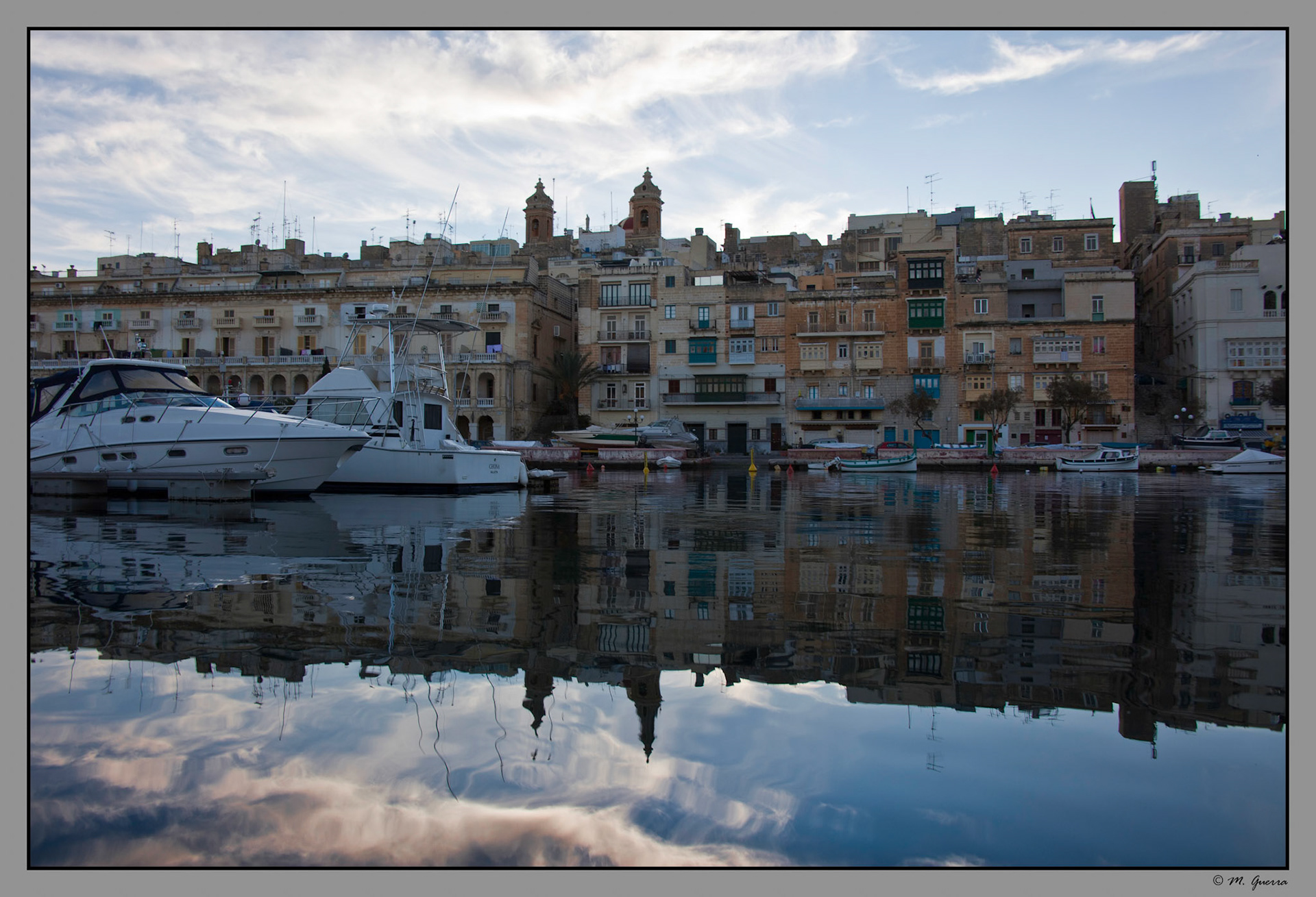Skyline de una de las Tres Ciudades desde el mar en Malta. Ampliar