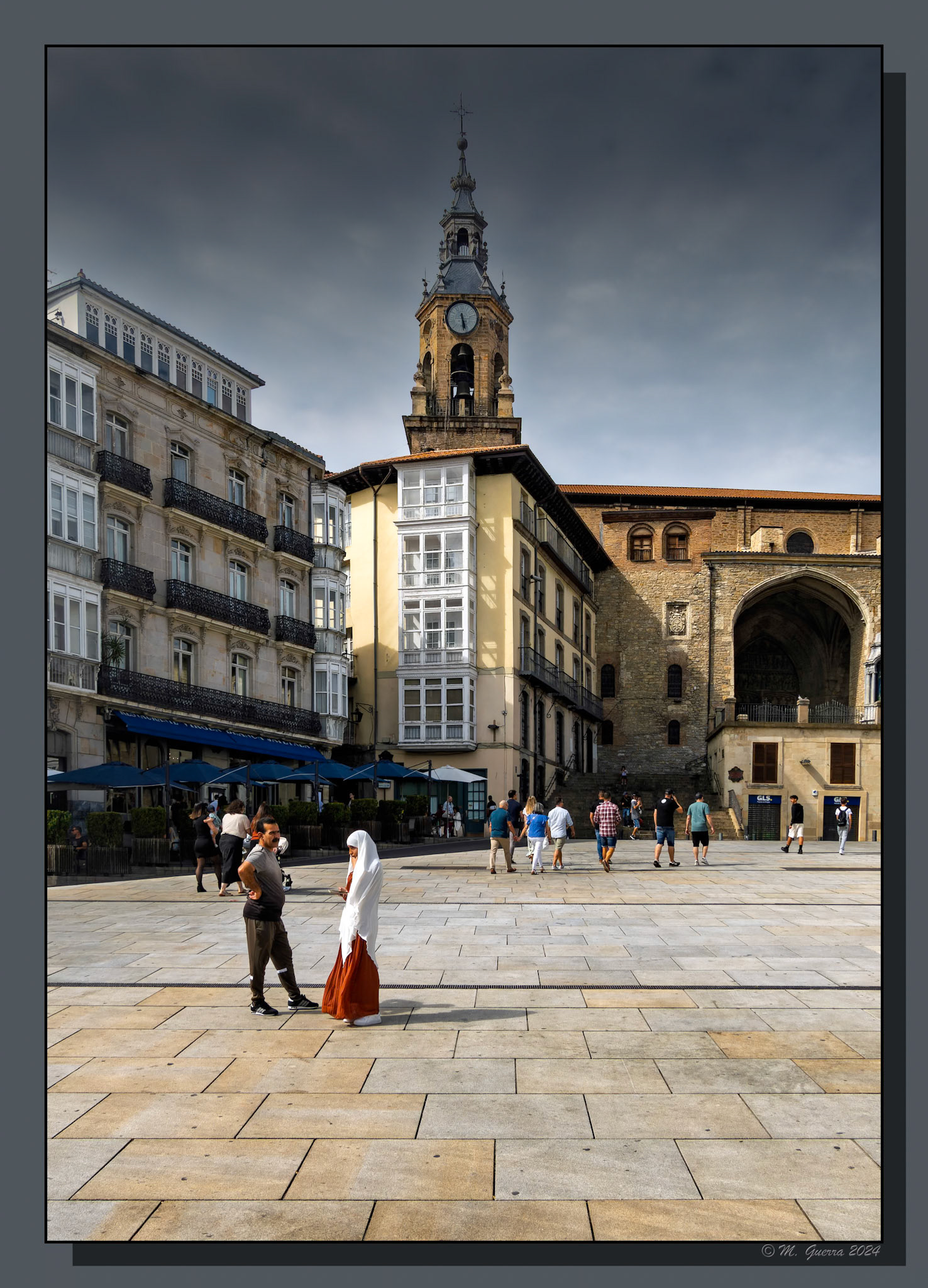 Pareja de musulmanes o árabes en la Plaza de la Virgen Blanca de Vitoria