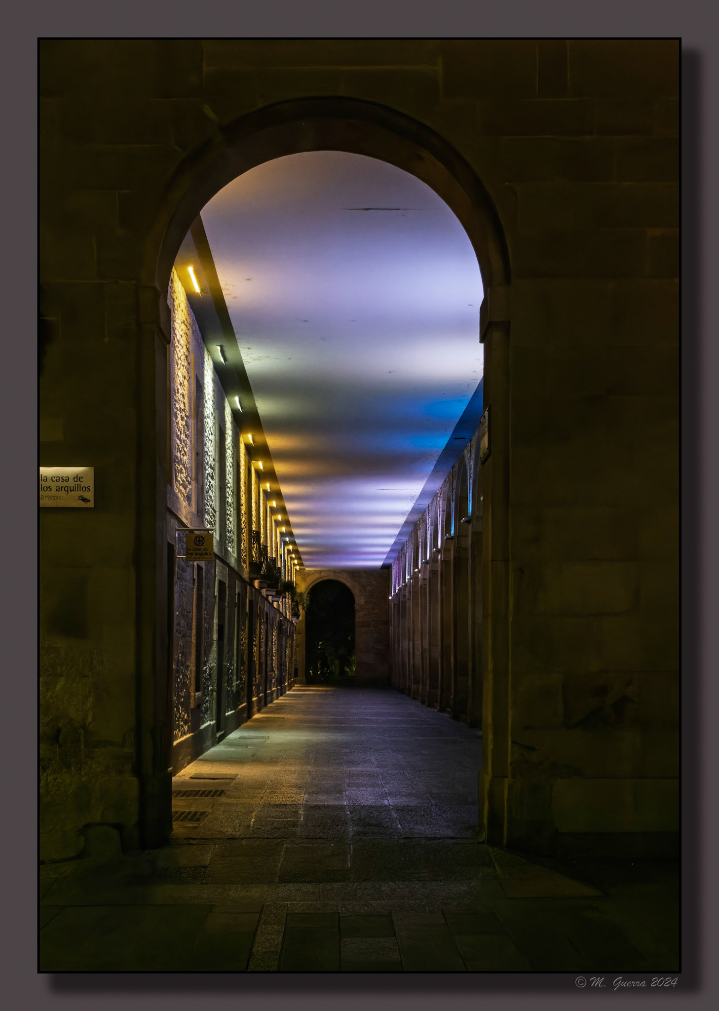 Arco y soortales en la Casa de los arquillos en Vitoria de noche