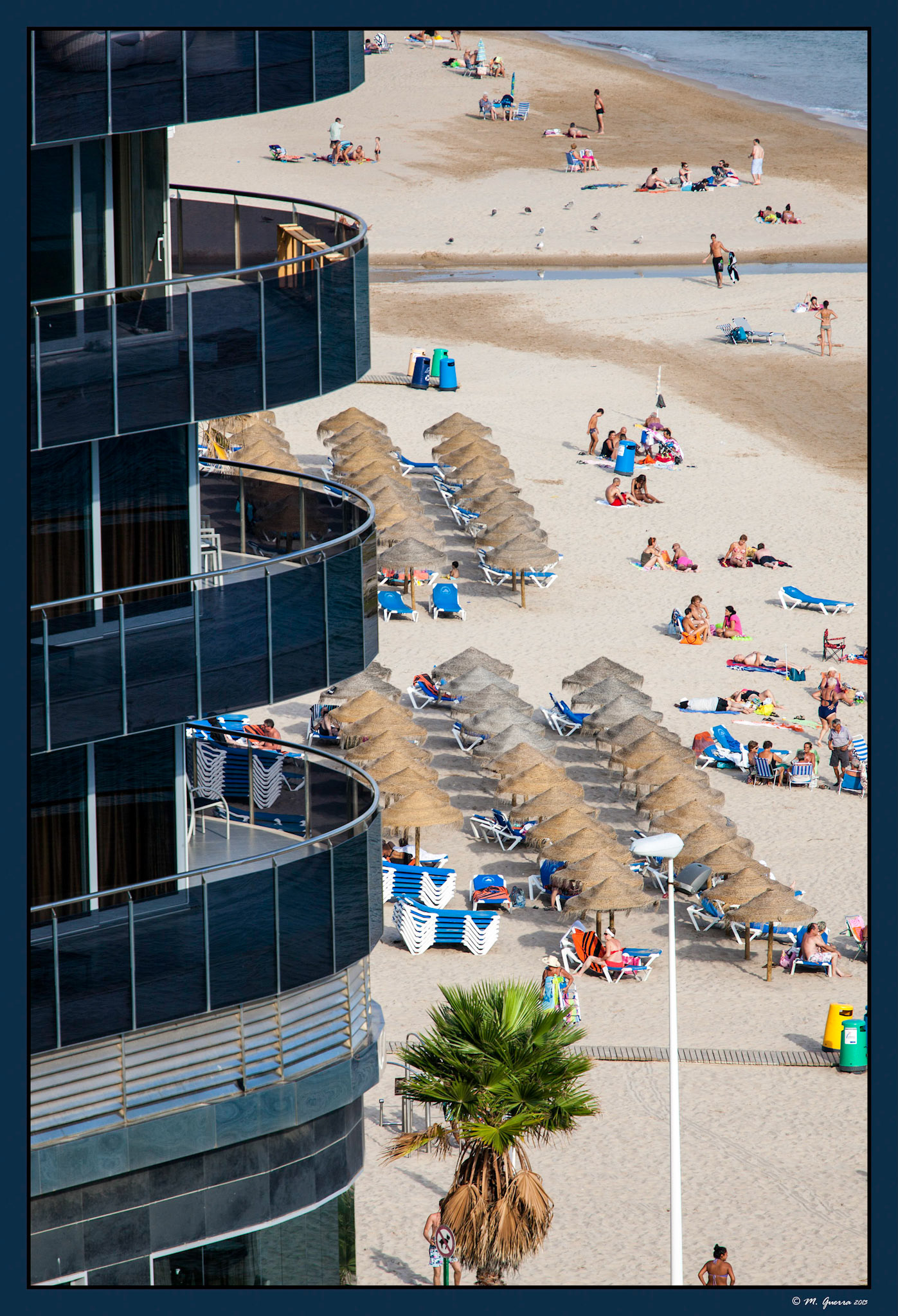 La playa de Poniente de Calpe y balcones de un edificio de apartamentos. Ampliar