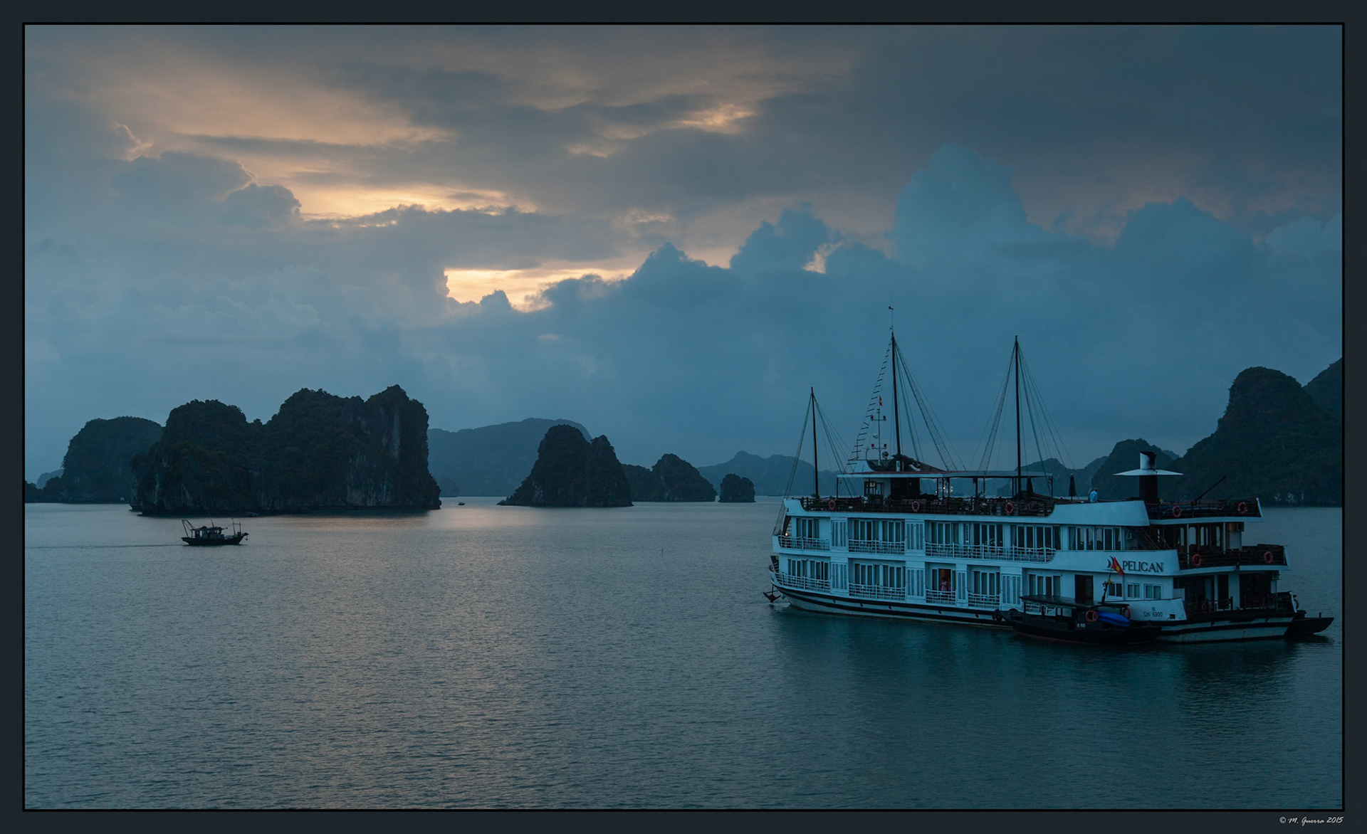 Barco de turistas en la Bahía de Ha Long. Ampliar. 100ASA