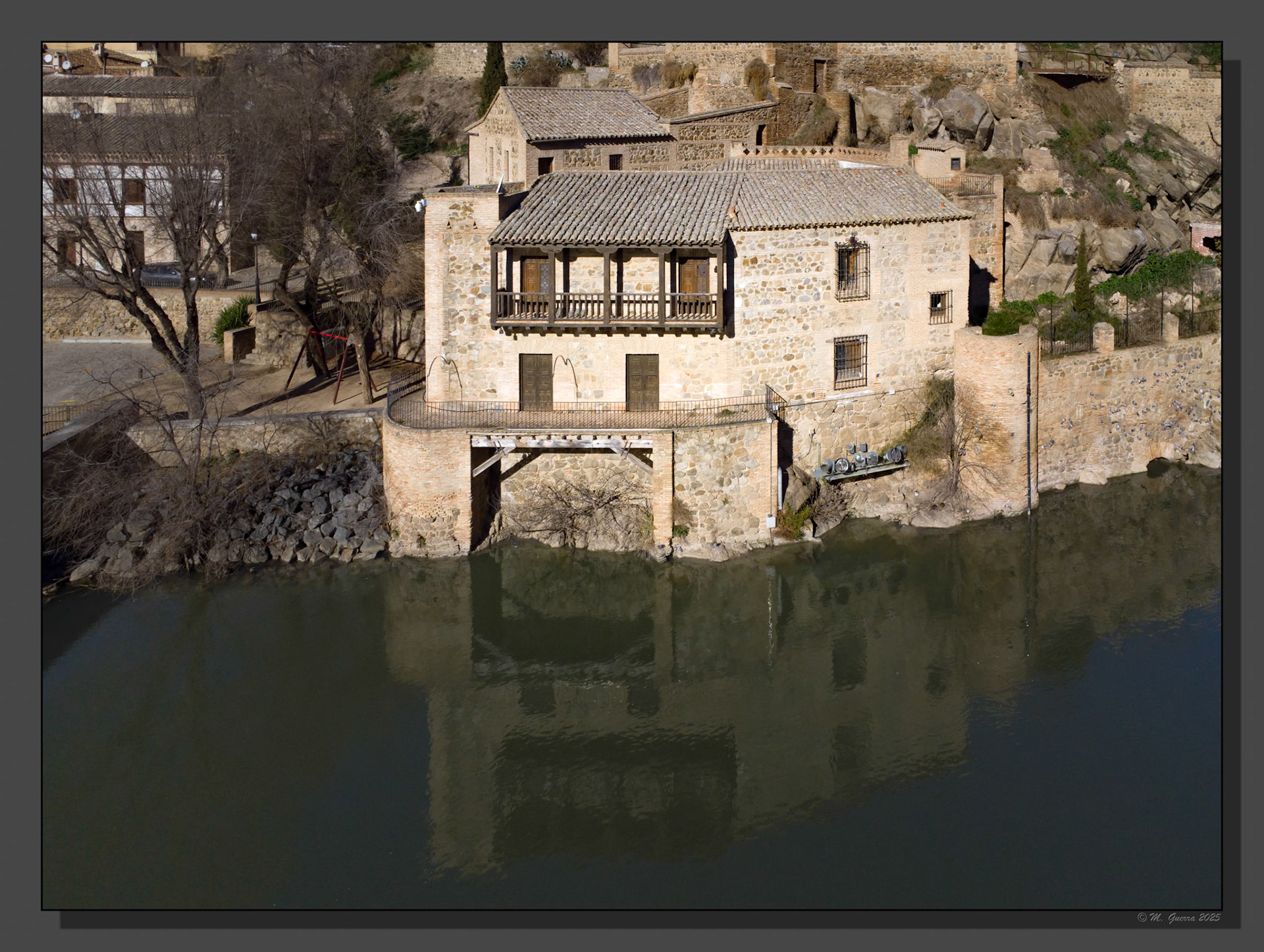 Casa a la orilla del río Tajo en Toledo desde el dron