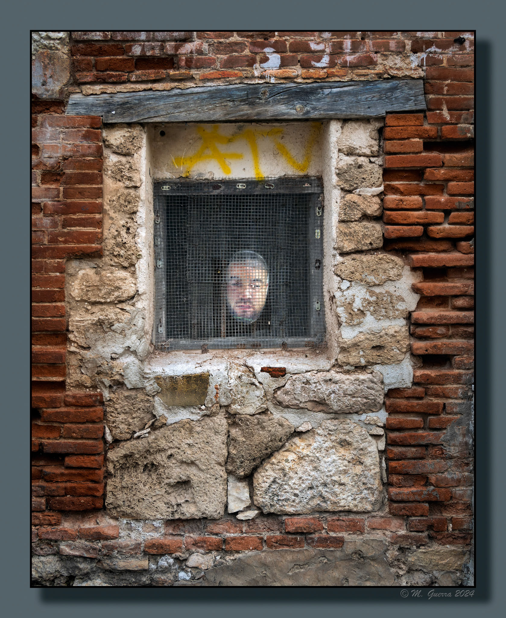 Ventana con el rostro de un hombre en Brihuega