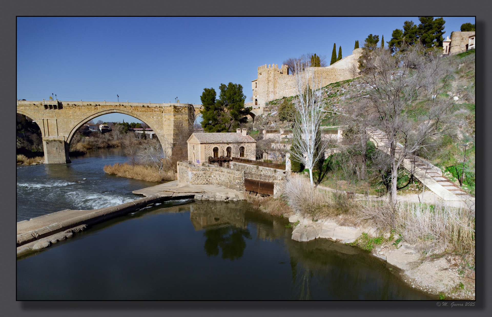 Puente sobre el río Tajo en Toledo desde el dron