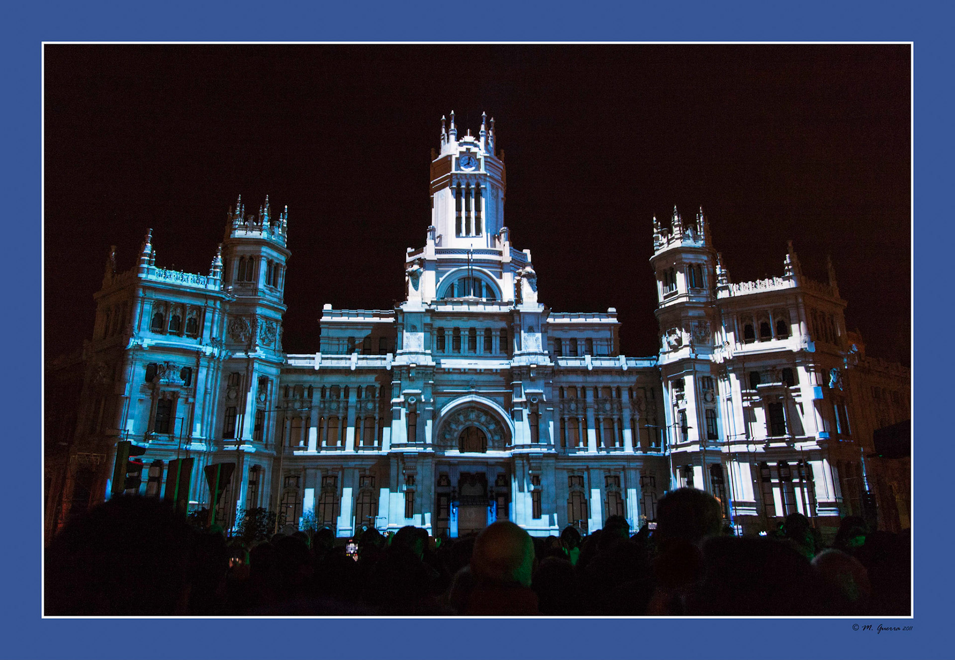 El Palacio de Comunicaciones, sede del Ayuntamiento de Madrid, iluminado con motivo de lsa fiestas de Navidad con un espectáculo de luz y sonido. Ampliar