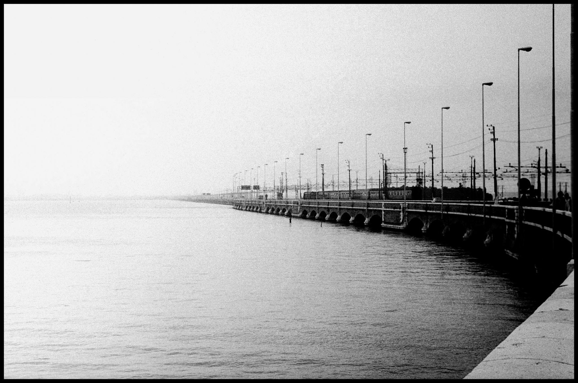 El puente que une Venecia con el continente. Ampliar. 100ASA