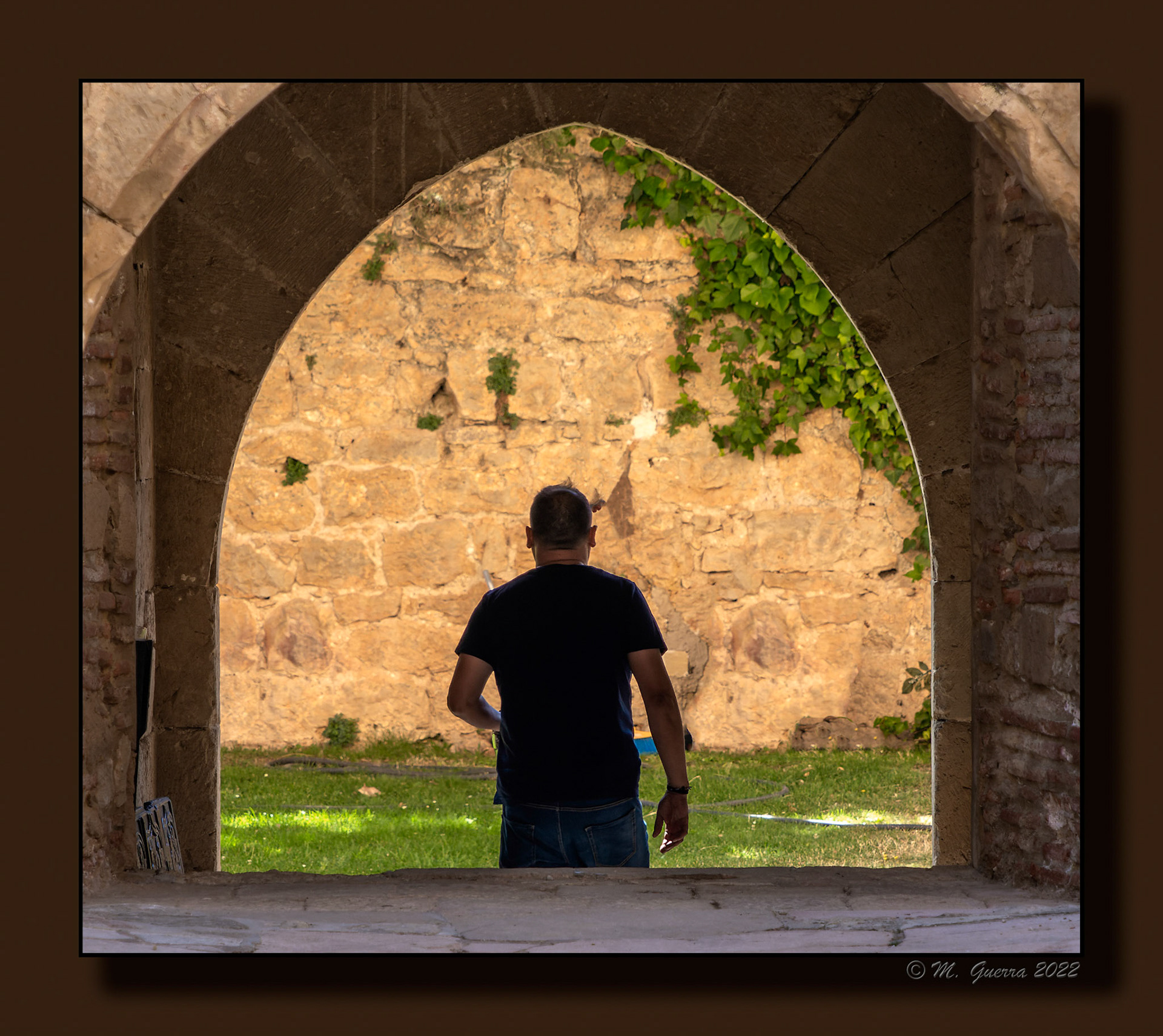 Hombre bajo un arco en el castillo de Pedraza