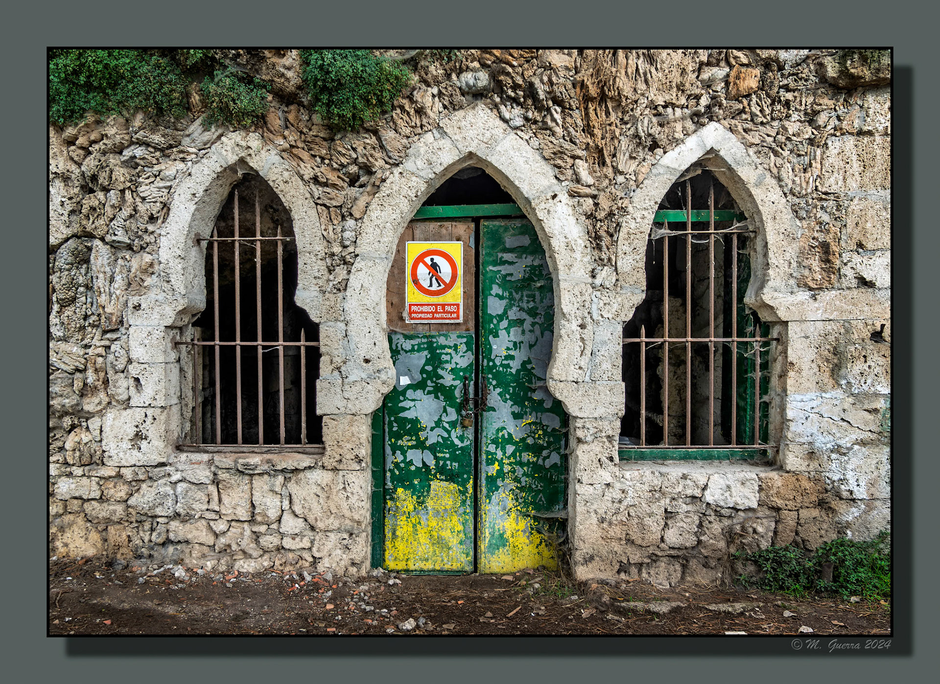 Puerta y ventanas de estilo árabe en Civica