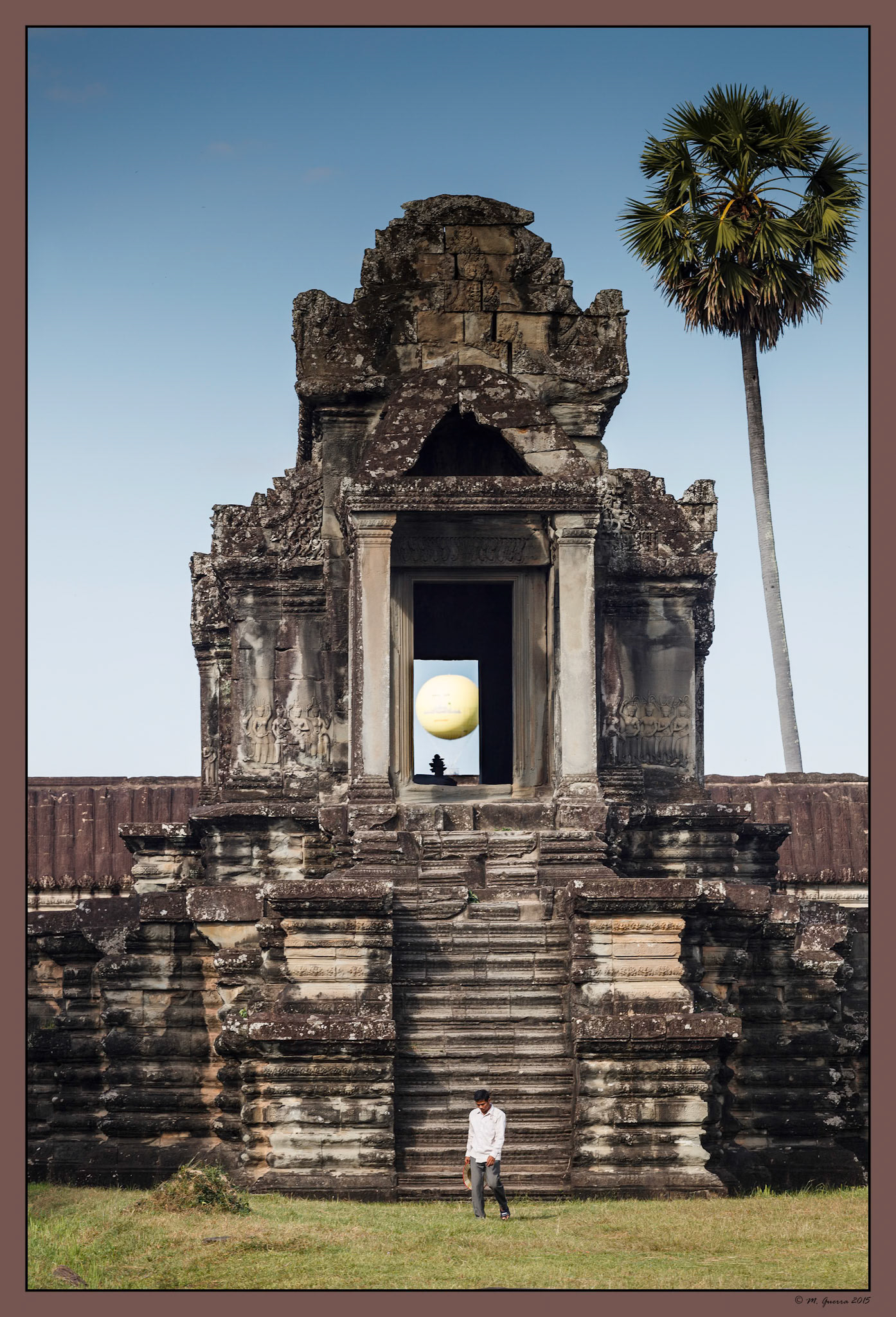 Globo cautivo enmarcado por un templete en el templo de Angkor Wat. Ampliar