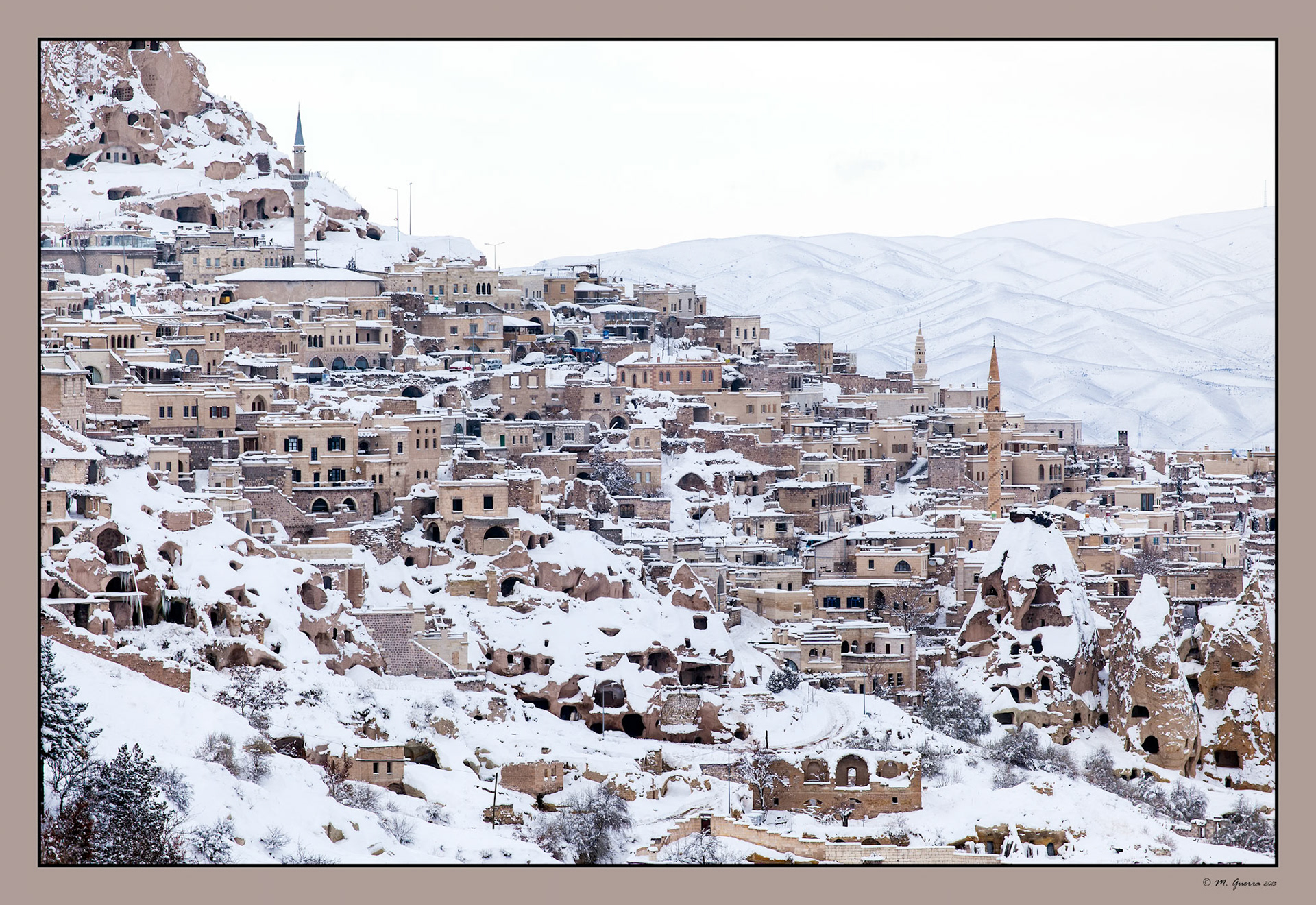 El pueblo de Uchisar en Capadocia, Turquía. Ampliar. 100ASA