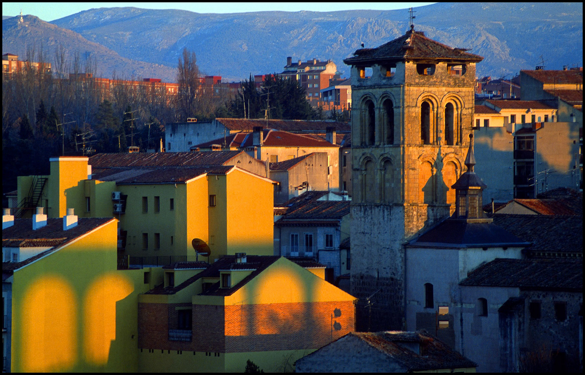 La sombra del Acueducto sobre las casas de Segovia. Ampliar. 100ASA