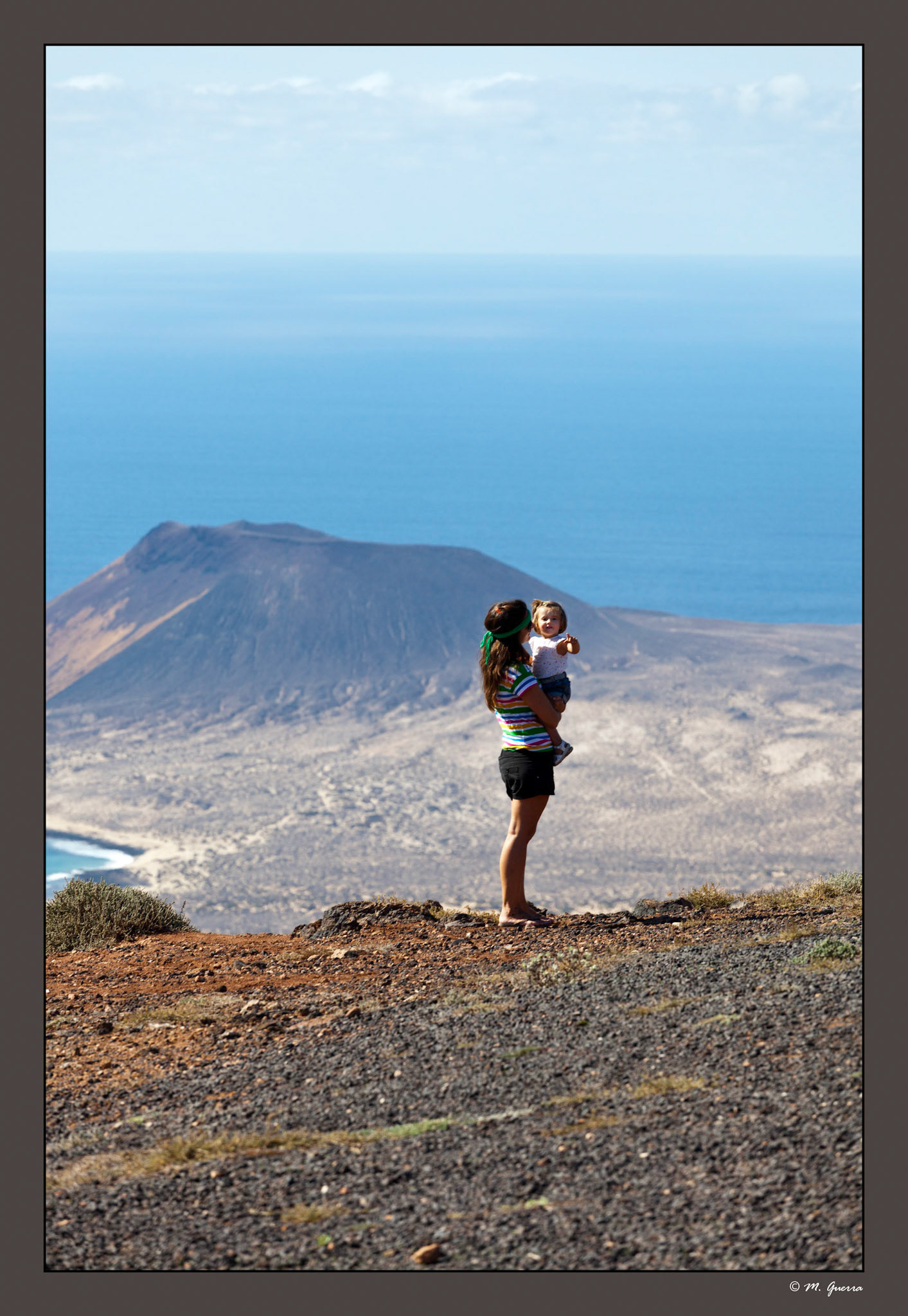 Madre con su hija en el Mirador del Río en Lanzarote. Ampliar
